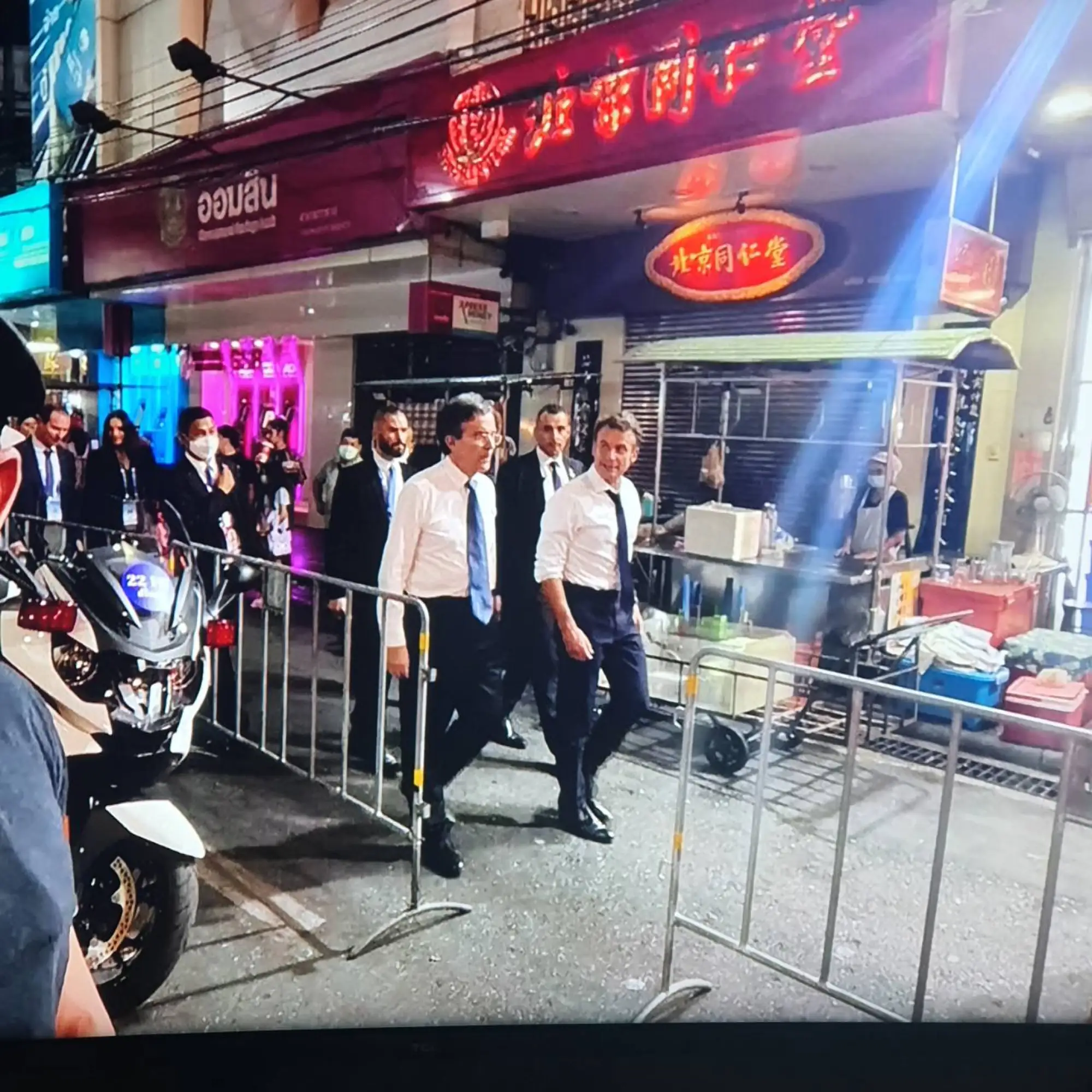 法國總統馬克宏現身曼谷唐人街（圖片來源：huasenghong臉書）