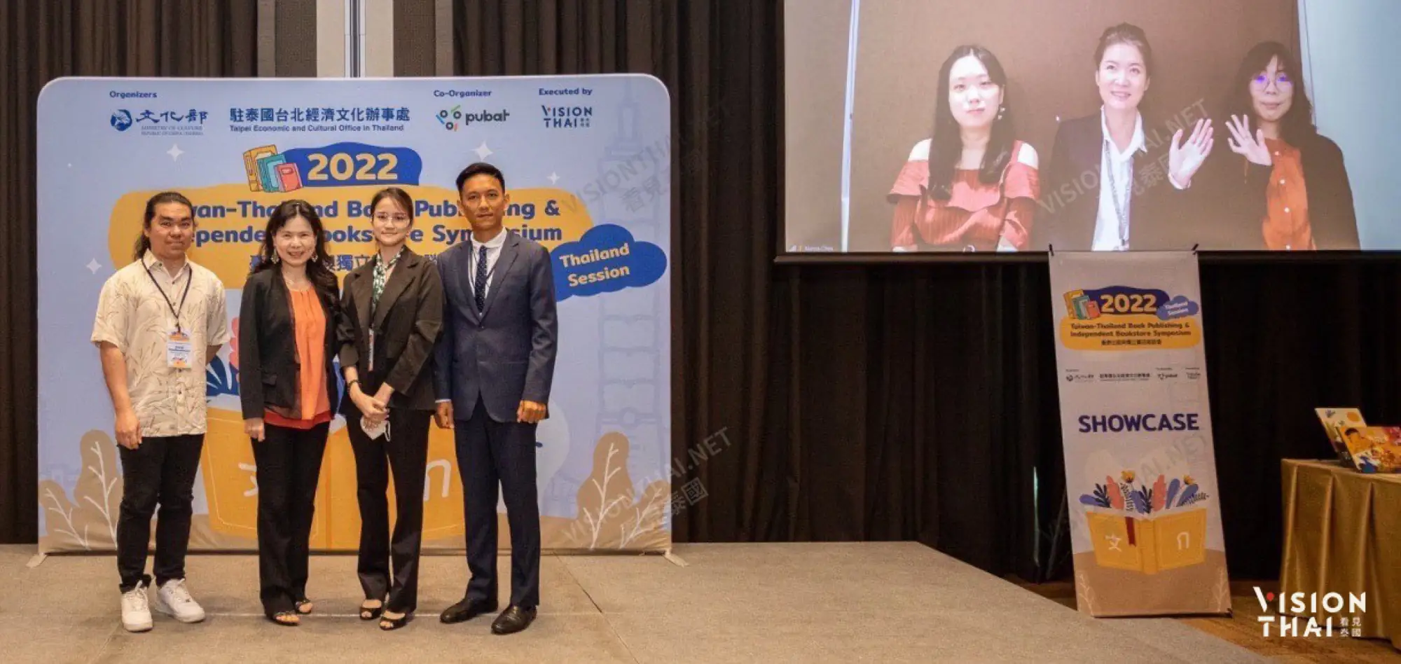臺灣文策院團隊與現場(右)泰國出版協會秘書長Nan Hongwiwat、（左二)文化部駐泰文化組組長田又安，以及兩位泰國出版業者合影。
