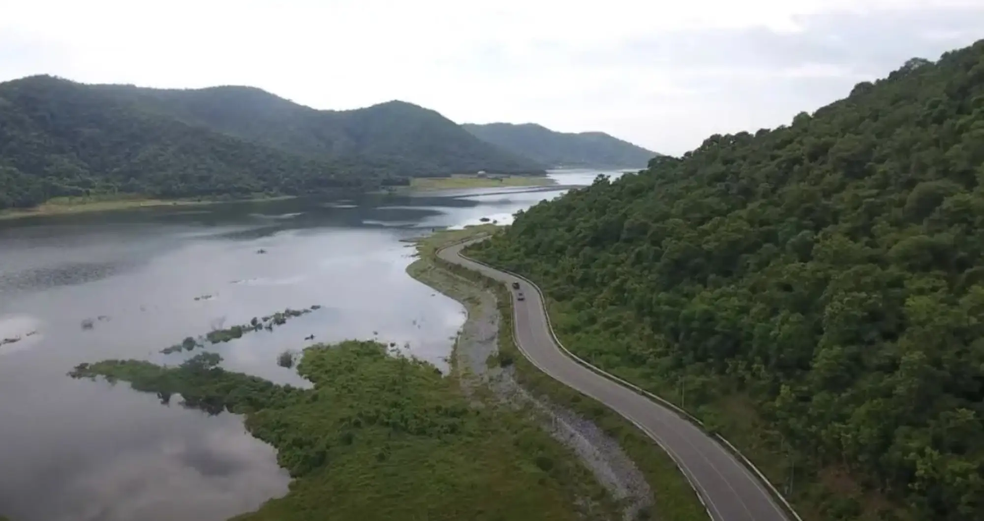 北標府Muak Lek水庫周圍的公路（圖片來源：滬江泰語）