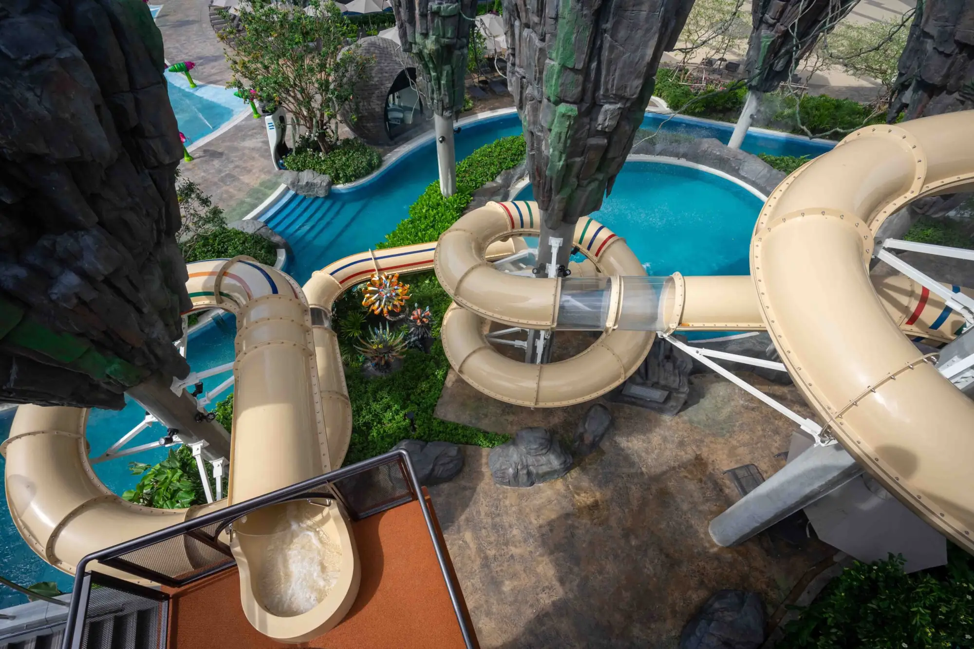 格蘭德中心芭達雅太空酒店設施豐富，除了水上樂園還有大型遊戲室，設計都極具未來感。（圖片來源：酒店提供）