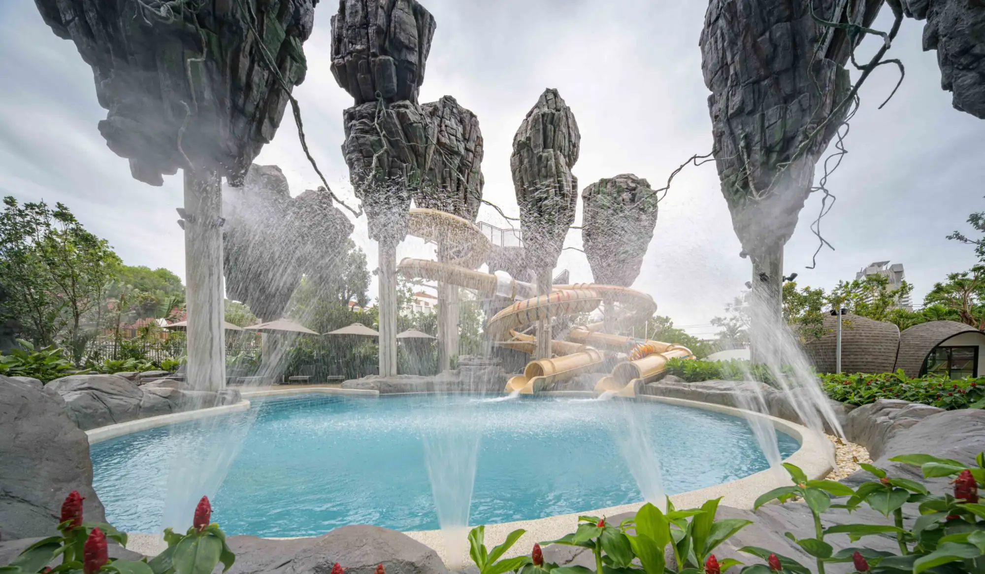 格蘭德中心芭達雅太空酒店設施豐富，除了水上樂園還有大型遊戲室，設計都極具未來感。（圖片來源：酒店提供）