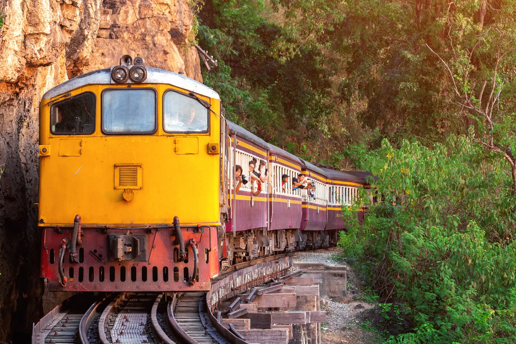 泰國北碧府「死亡鐵路」驚傳紐西蘭遊客拍照失足墜落亡