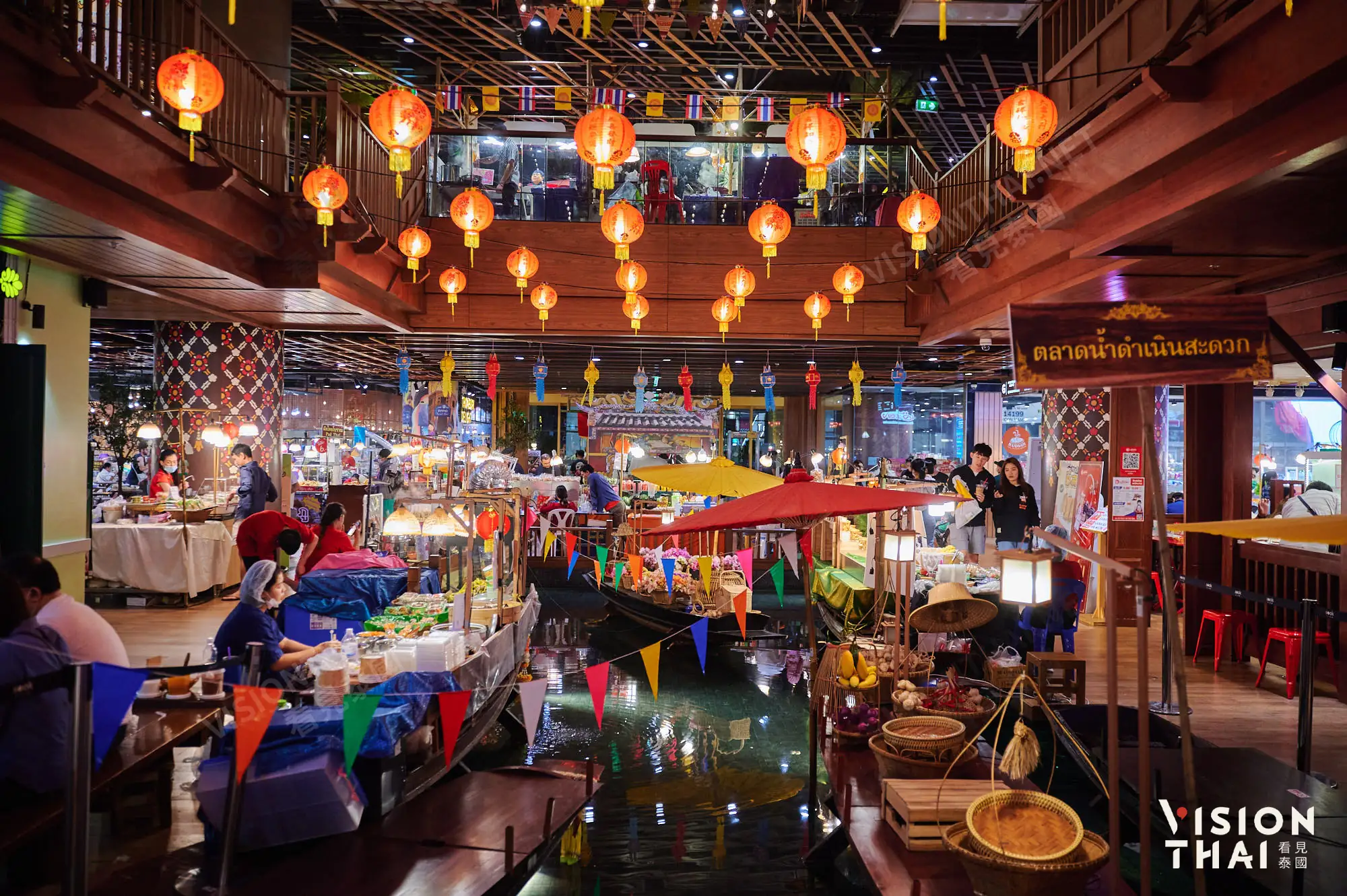 “暹羅樂城SOOKSIAM”也掛上迎春燈籠，打造迎春美食市集（Vision Thai 看見泰國）
