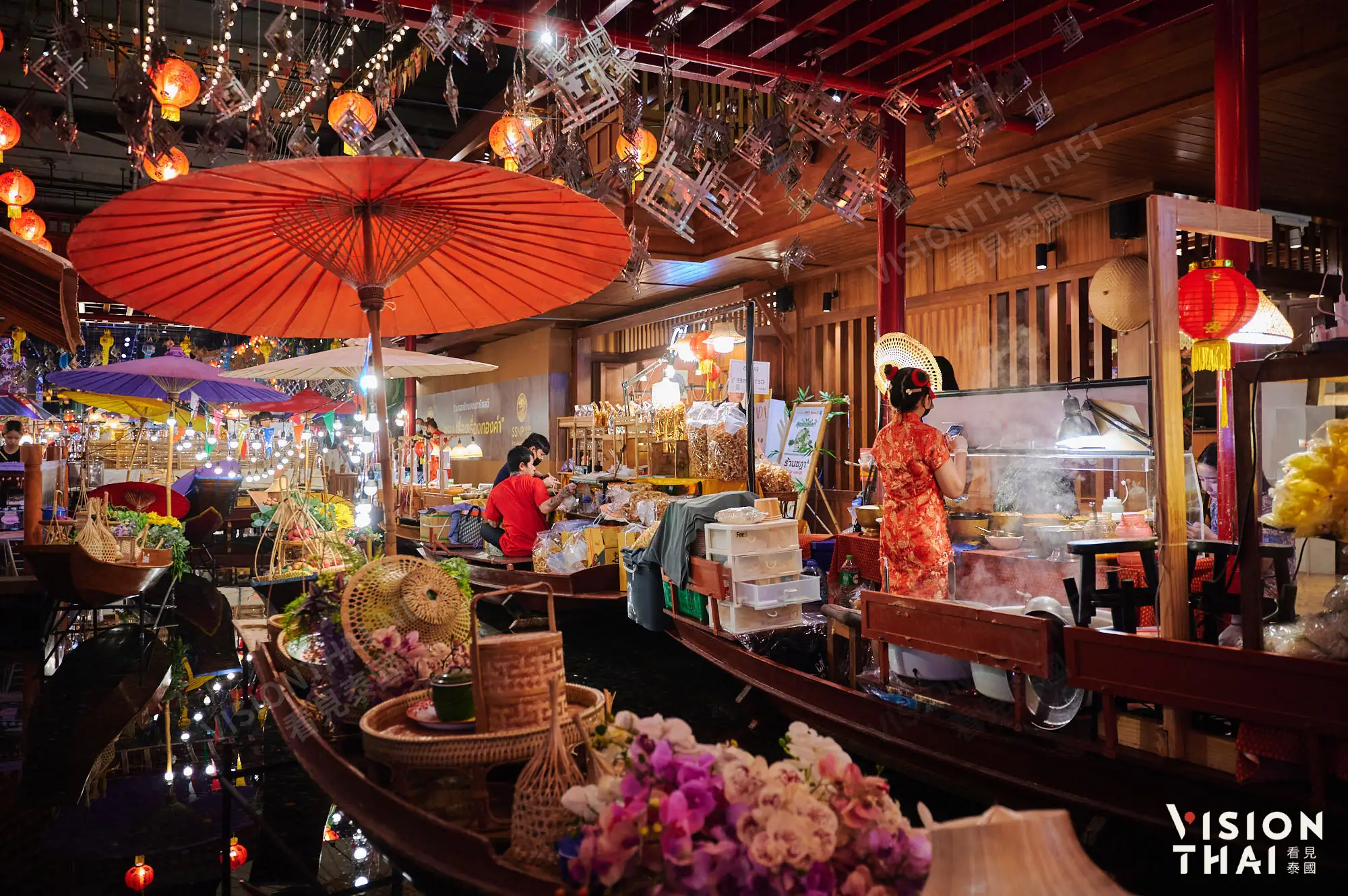 “暹羅樂城SOOKSIAM”也掛上迎春燈籠，打造迎春美食市集（Vision Thai 看見泰國）