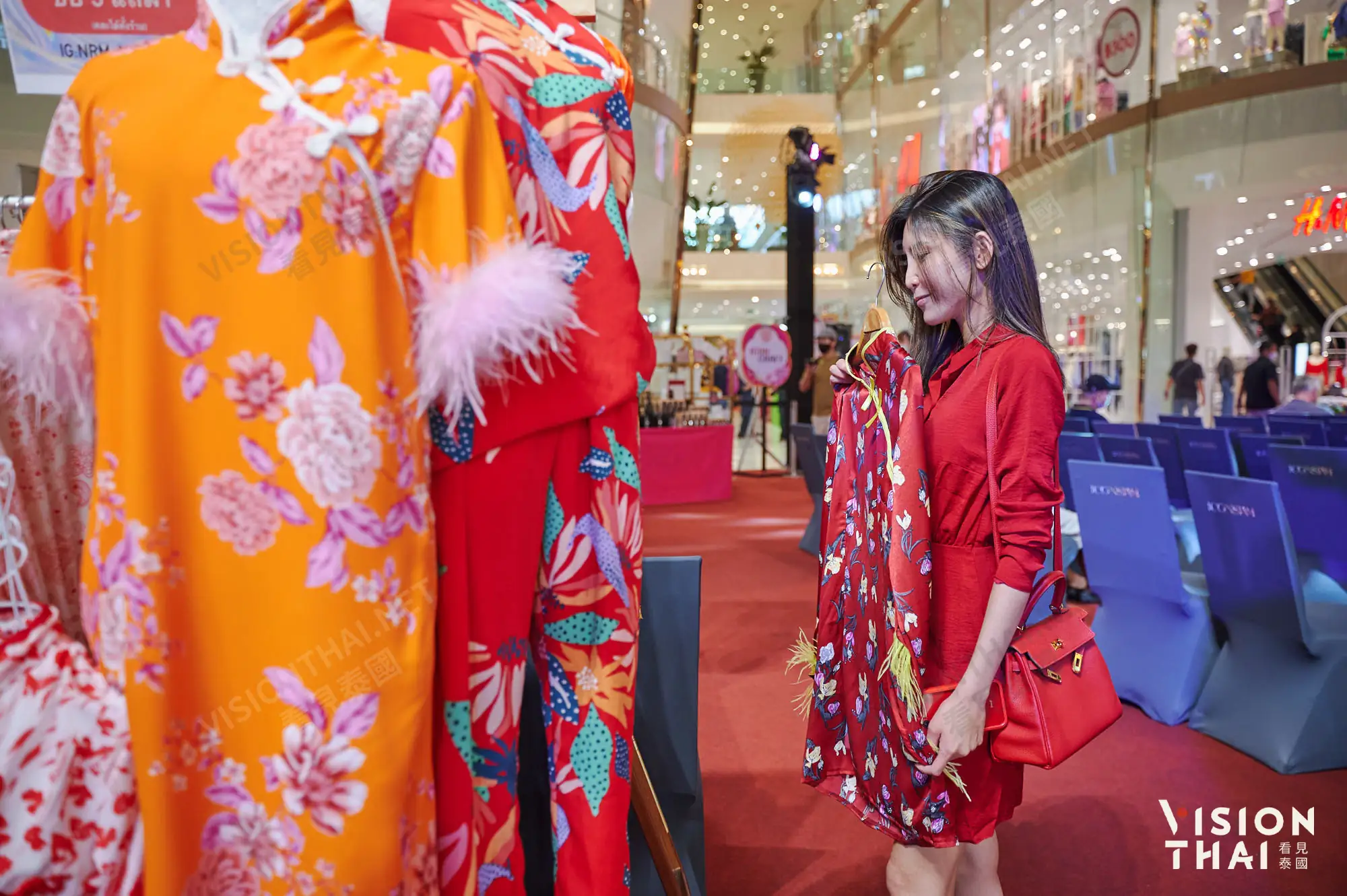 春節期間設置中華文化專區，展銷旗袍、充滿年味的小飾品以及中華文化表演與迎春工作坊（Vision Thai 看見泰國）