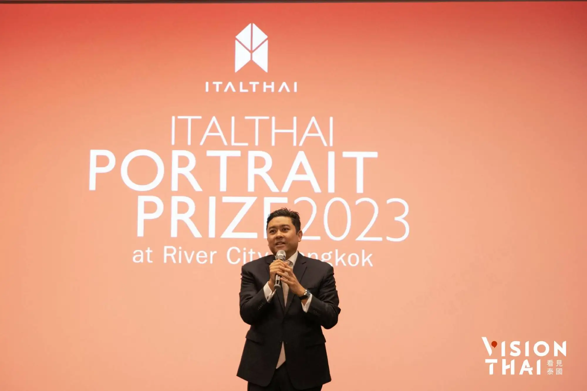 Italthai執行長Yuthachai Charanachitta欲透過贊助肖像畫大獎賽，加速泰國藝術市場發展。（圖片來源：Vision Thai 看見泰國）