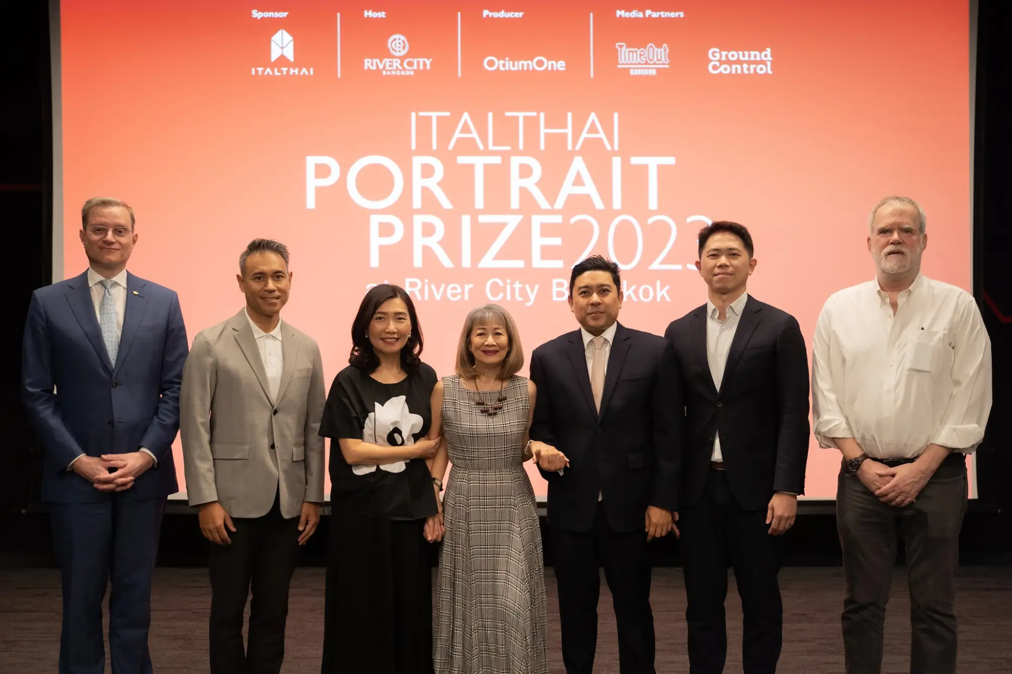 「Italthai肖像画大奖赛」评审团与（左3）曼谷河城董事总经理Linda S. Cheng以及（右3）Italthai执行长Yuthachai Charanachitta合影。（图片来源：RCB）