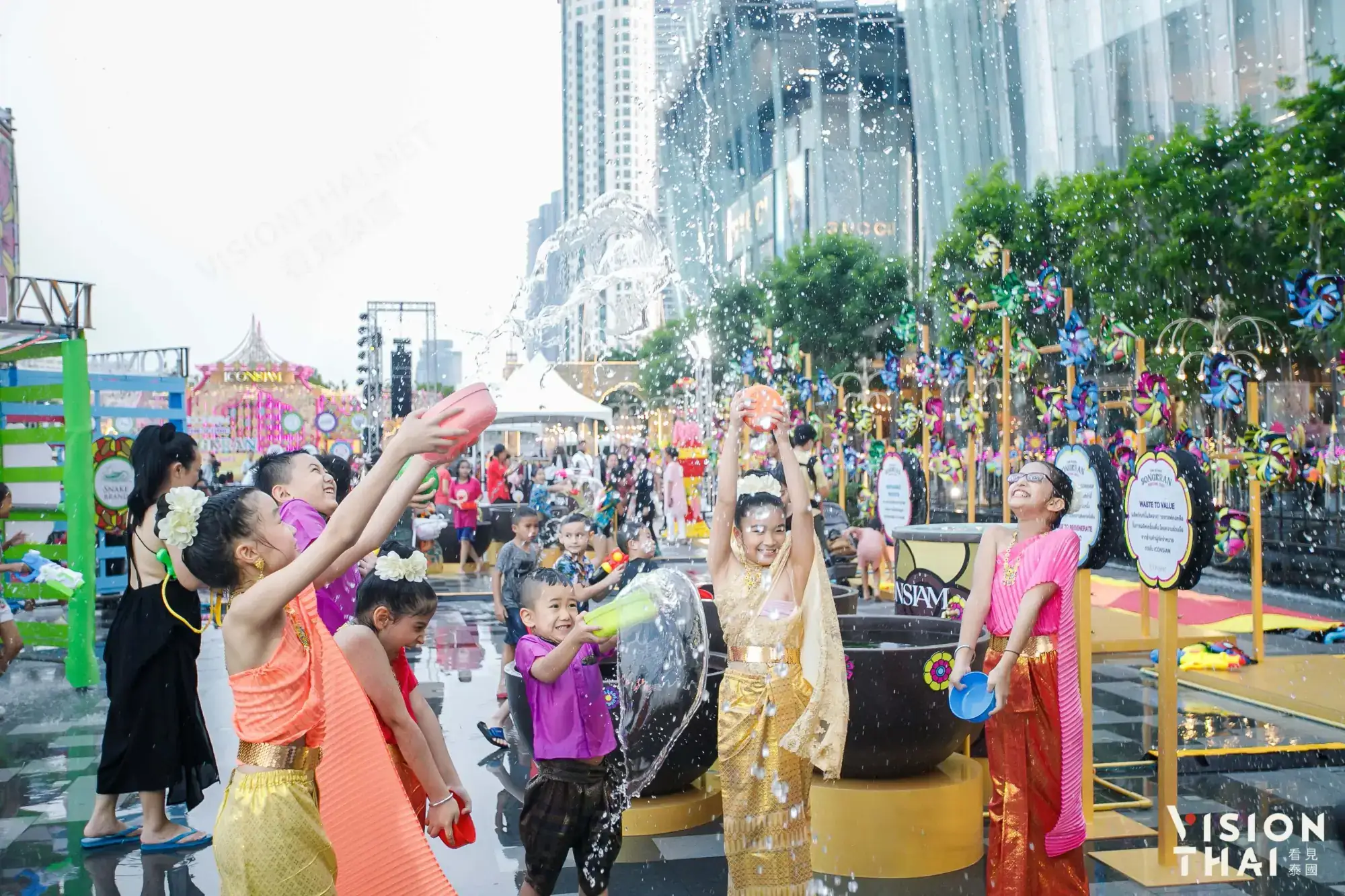 2023曼谷暹罗天地ICONSIAM泼水节活动展开（Vision Thai 看见泰国）