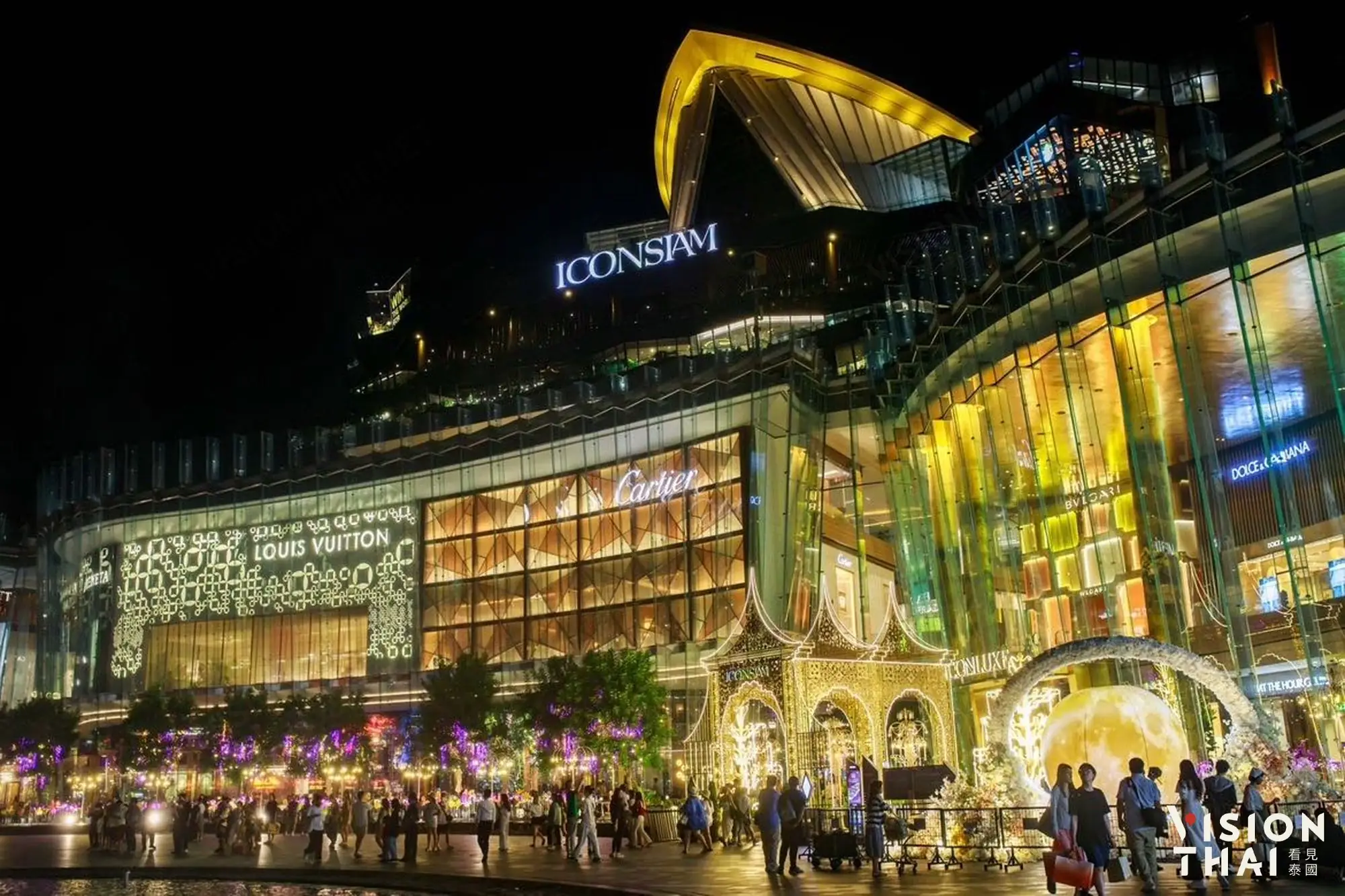 有著祈福水燈外觀的「曼谷暹羅天地ICONSIAM」，是一座緊靠昭披耶河畔的綜合購物商城。（圖片來源：Vision Thai 看見泰國）