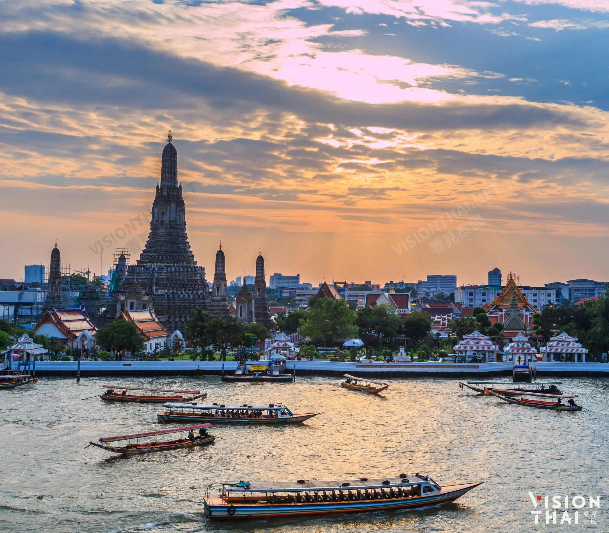 曼谷郑王庙(Wat Arun)又称作「黎明寺」，是曼谷最早也最著名的地标（Vision Thai 看见泰国）