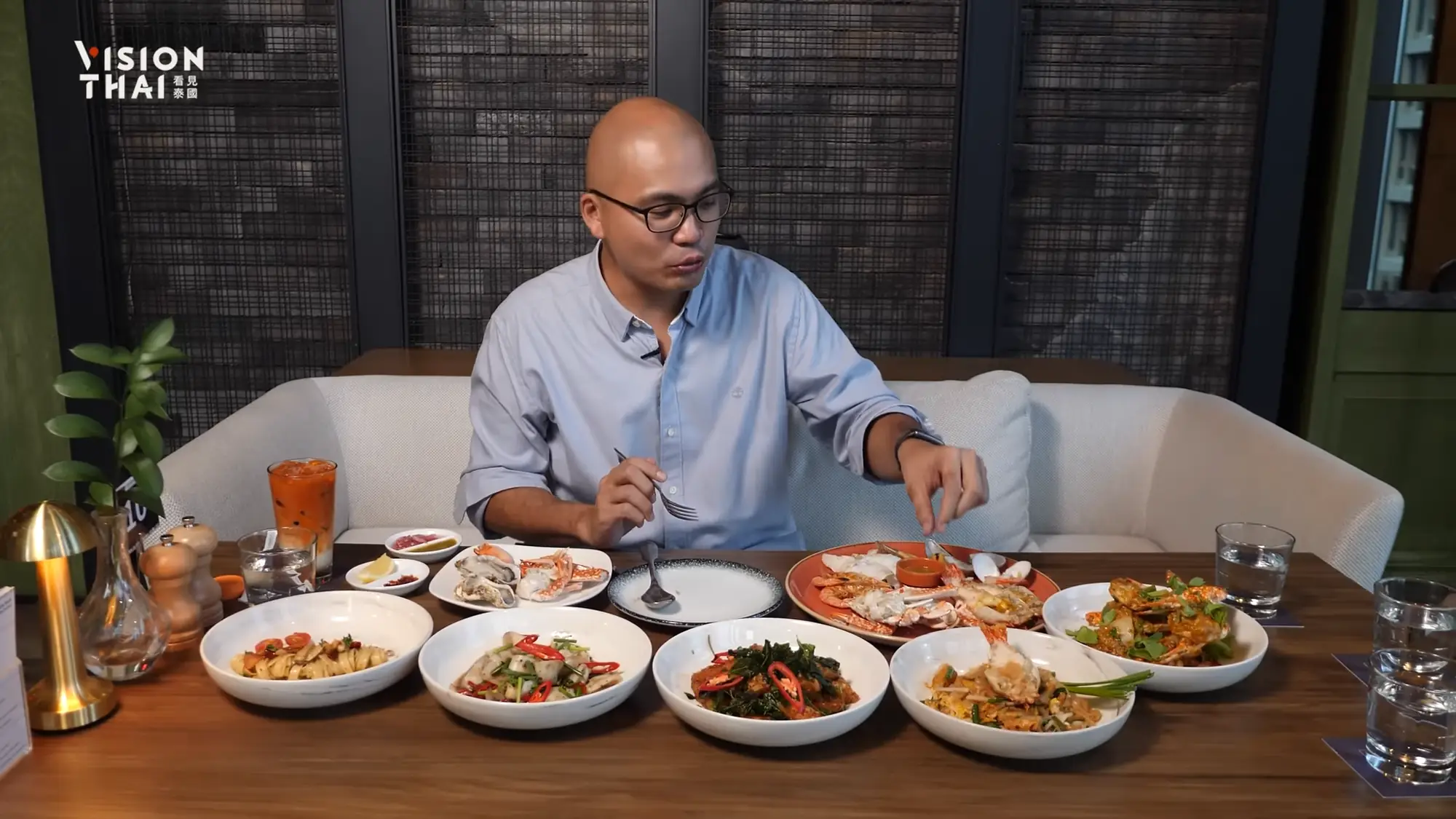 黑熊推薦菜色包括「黑胡椒炒魷魚」、「打拋葉炒海鱸魚」，另外必點的還有「泰式海鮮炒麵」（Vision Thai 看見泰國）