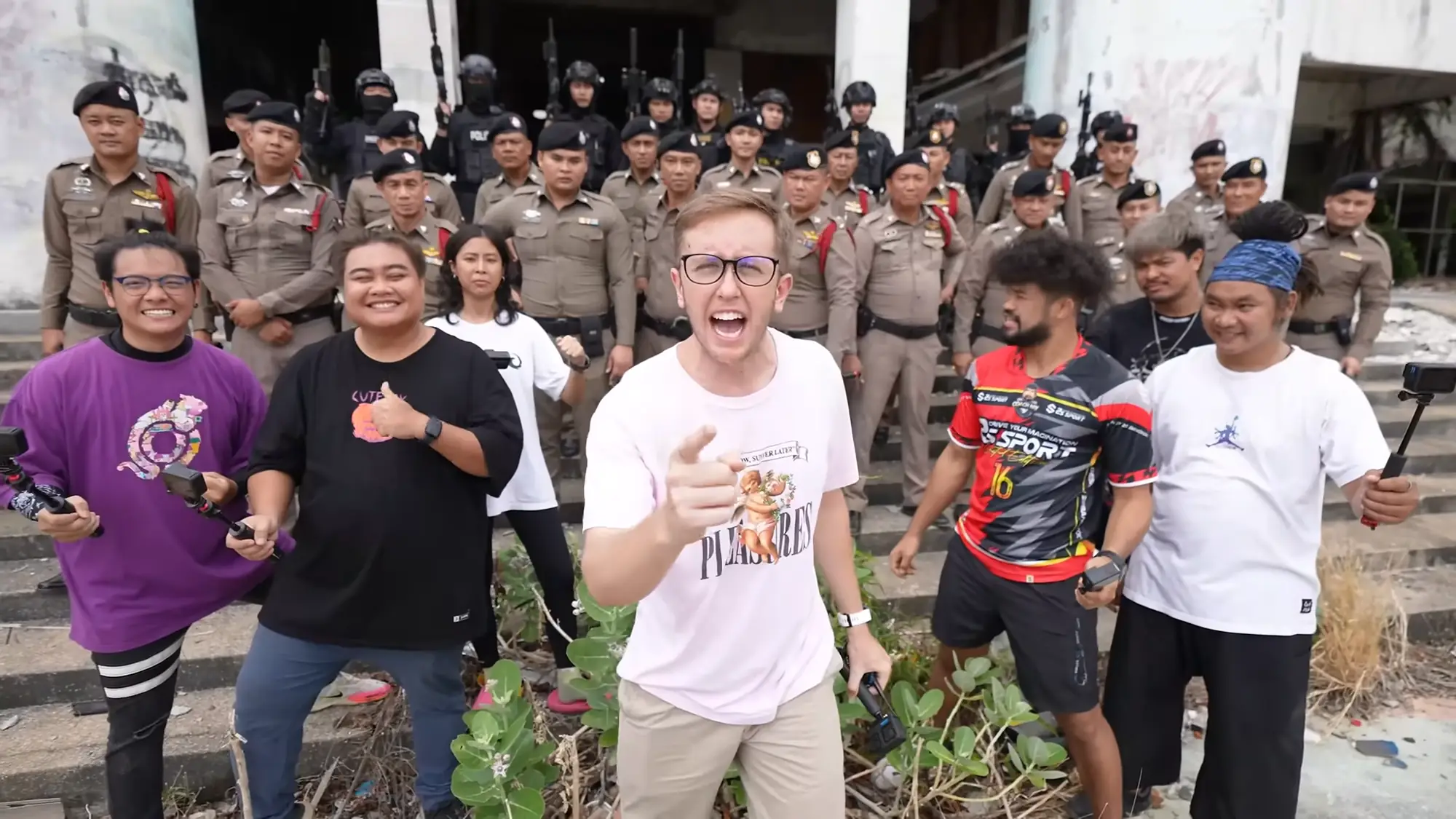 雇50名泰国警察玩「躲猫猫」拍影片！美国YouTuber挨批（图片来源：影片截图）