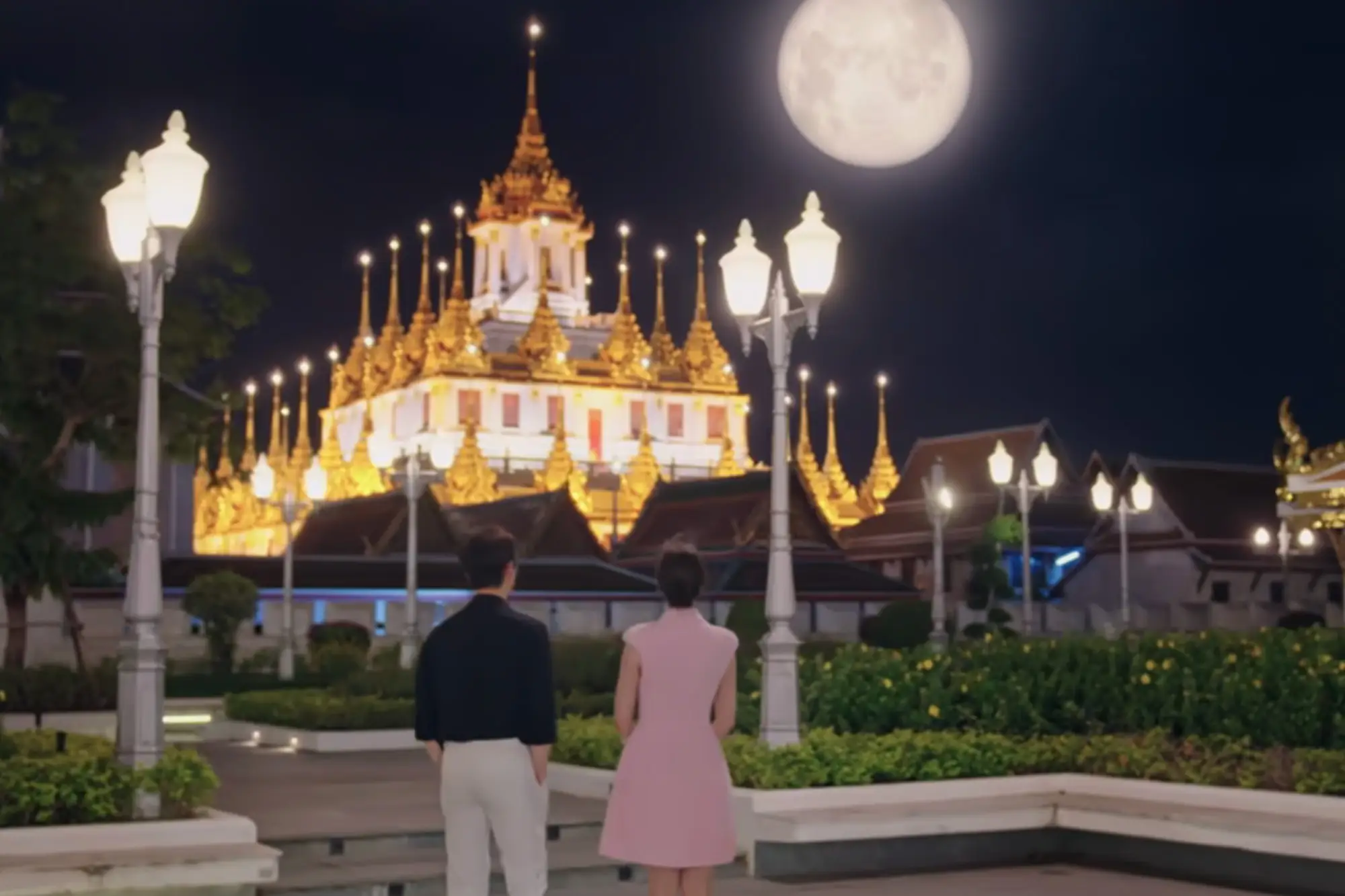 搭乘嘟嘟車夜遊曼谷兜風到「金屬宮殿」（圖片來源：Netflix）