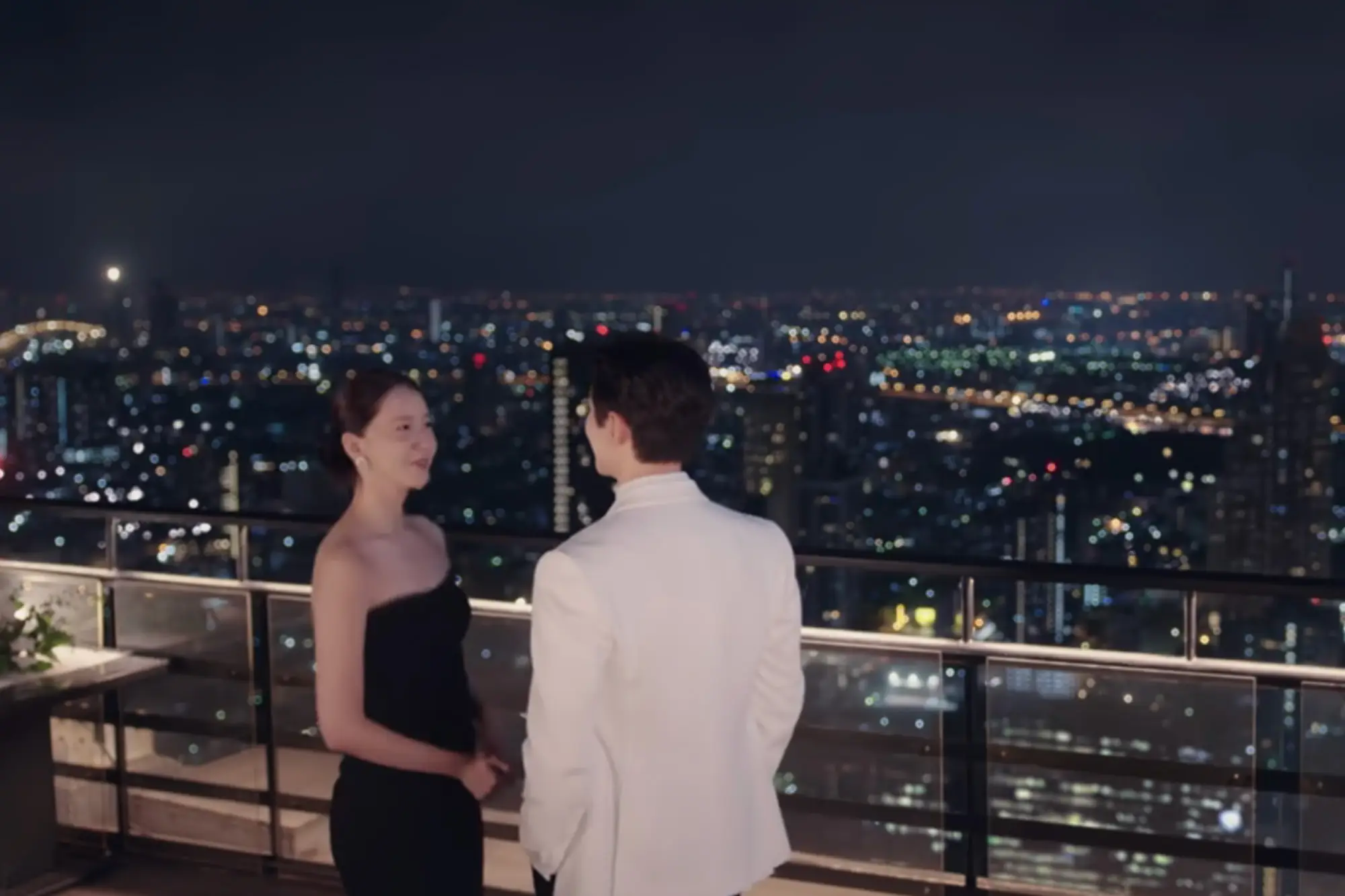 第十集尾聲，兩人在浪漫的曼谷高空酒吧相擁（圖片來源：Netflix）