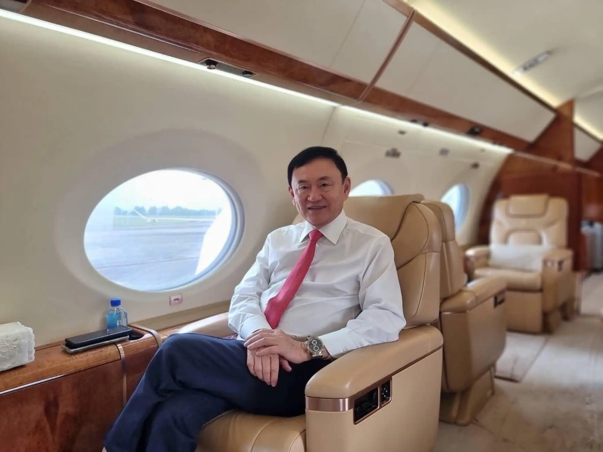 塔克辛在私人飛機上的照片，遭網友發現其配戴破億的百達翡麗腕錶。（圖片來源：Yingluck Shinawatra 臉書）