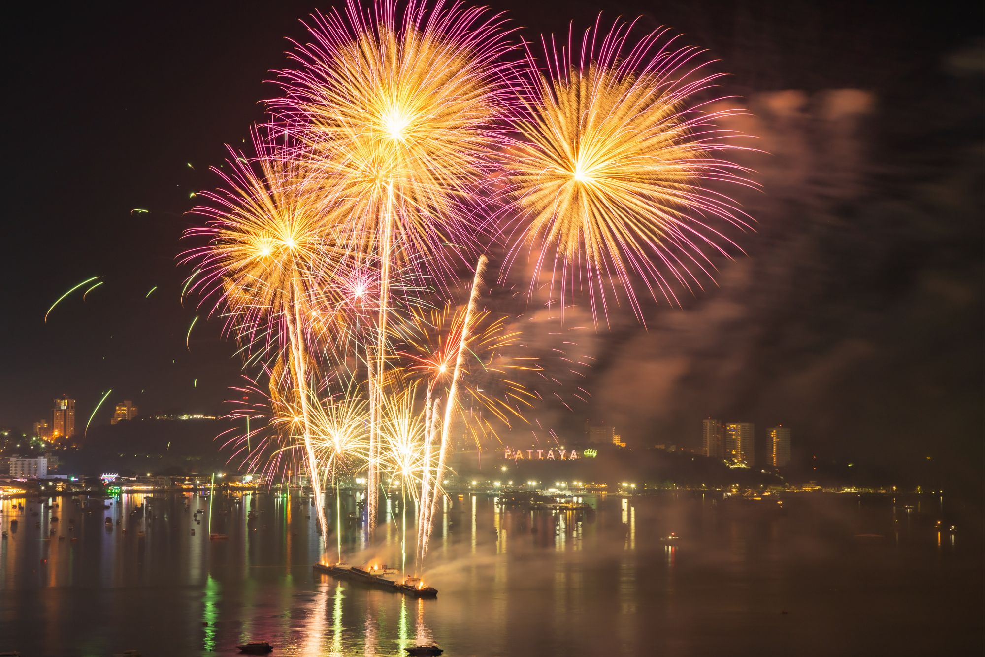 一年一度、為期兩天的芭達雅國際煙火節，曾被評為亞洲三大海洋城市節慶活動之（圖片來源：Vision Thai 看見泰國）