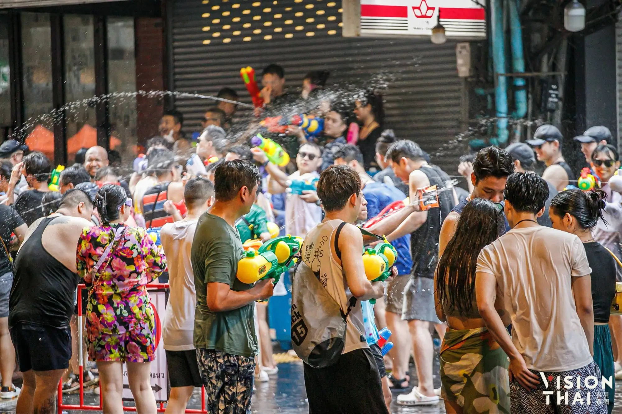 每年4月的宋干節，也就是俗稱的泰國潑水節，是國內外遊客都愛的泰國節慶（圖片來源：Vision Thai 看見泰國）