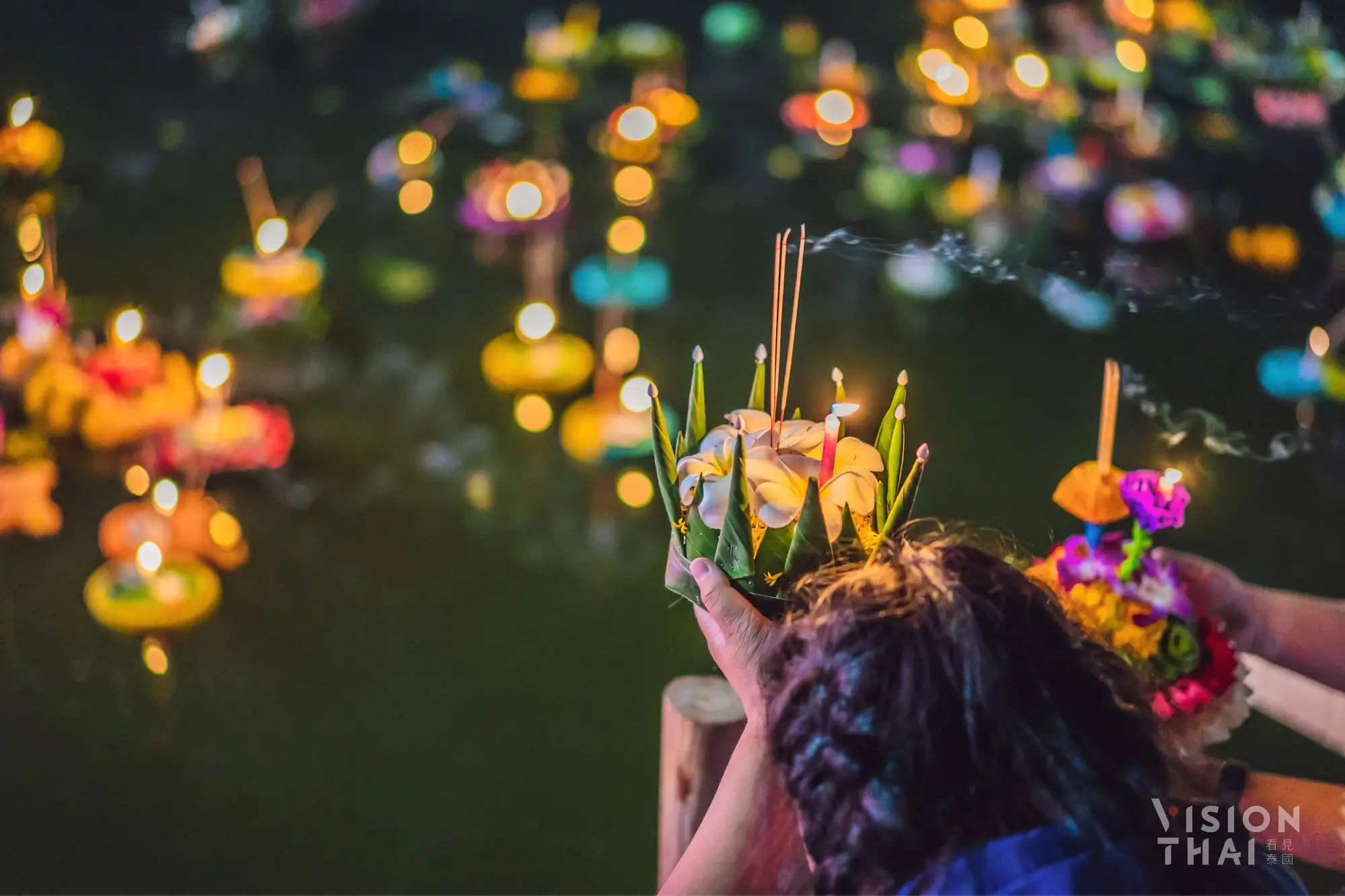有「最美泰国节日」之称的水灯节，人们会将芭蕉叶制作成莲花灯船，让水灯顺着河流漂走，象征对河神的敬意（图片来源：Visio Thai 看见泰国）