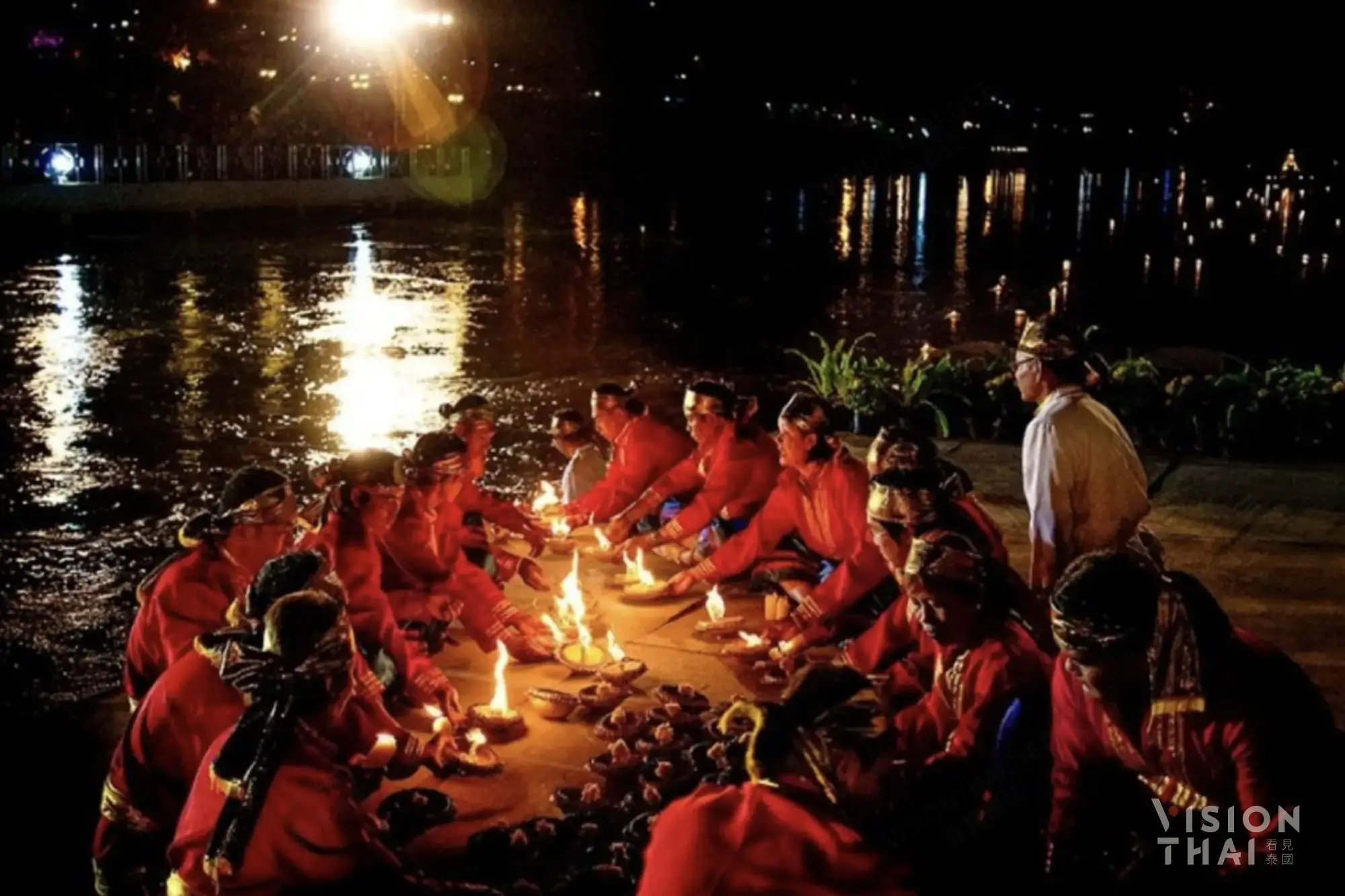 达府的水灯以椰子壳制作，在壳中放置蜡烛，用绳串成串，形成壮观的千灯连线景象（图片来源：Vision Thai 看见泰国）