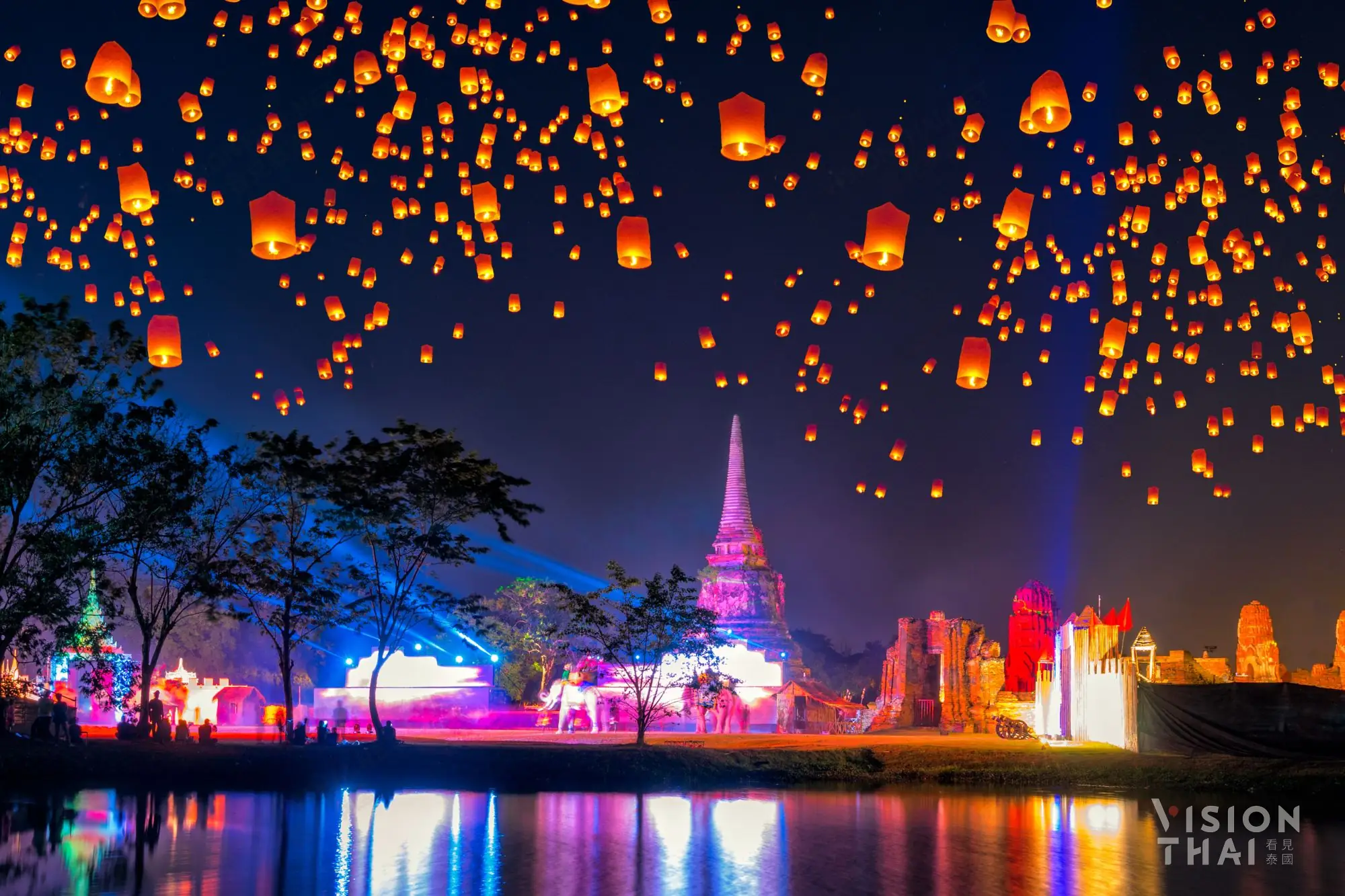 大城在每年12月舉辦大城遺產節，以古蹟作為背景，利用聲光效果、傳統戲劇表演，將泰國王朝重新展現在世人面前（圖片來源：Vision Thai 看見泰國）