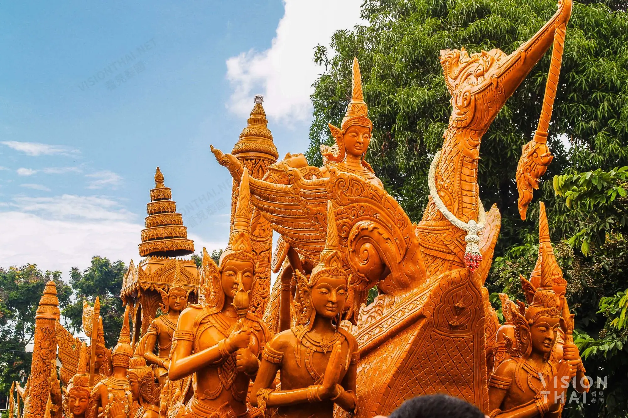 蠟燭節期間，在烏汶當地可以看到佛像、動物、花卉等造型的巨型蠟燭雕刻，夜晚居民會進行蠟燭遊行（圖片來源：Vision Thai 看見泰國）