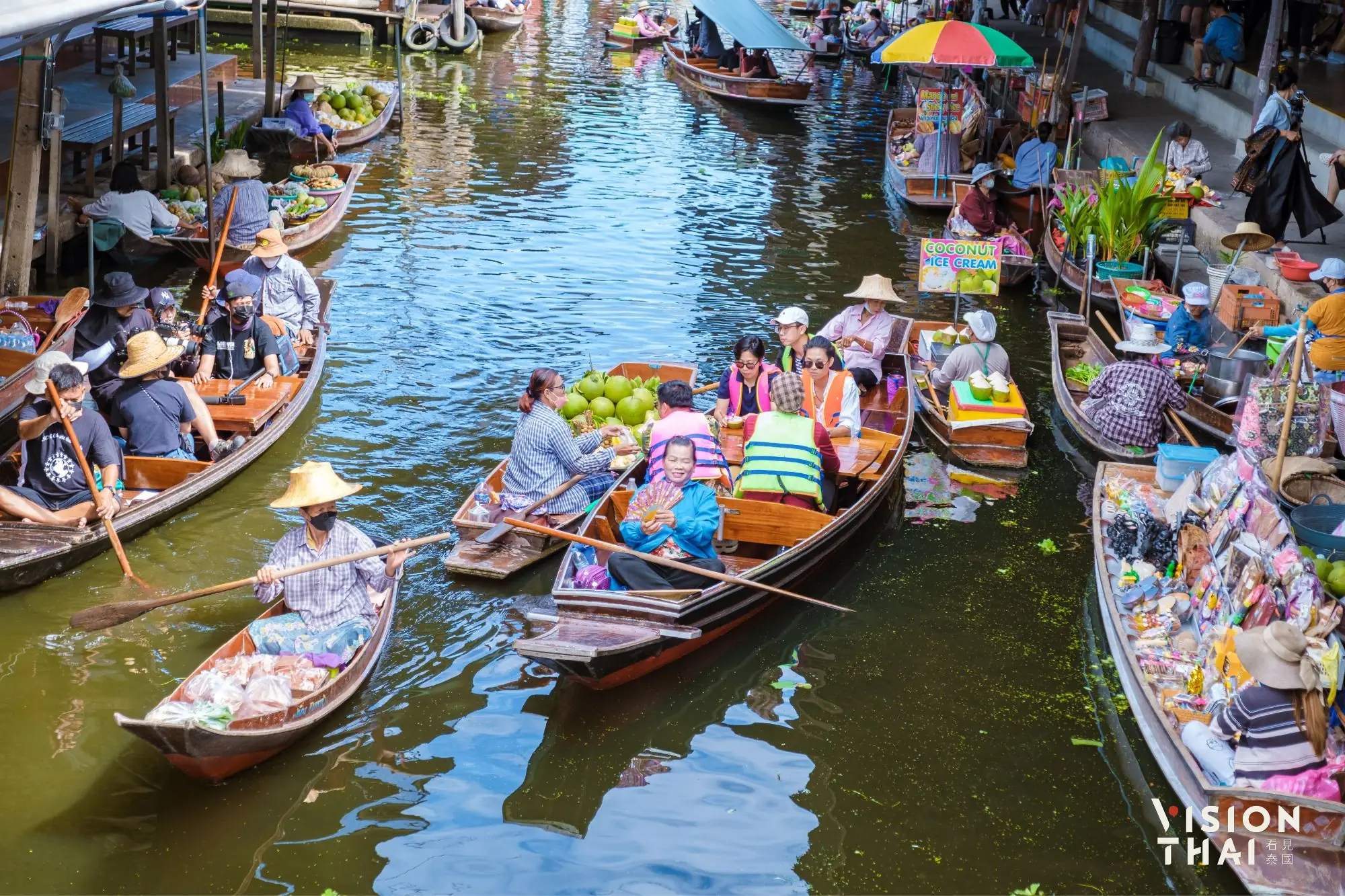 安帕瓦水上市场传统风貌保持得很好，是曼谷人假日最爱前往的水上市场（图片来源：Vision Thai 看见泰国）