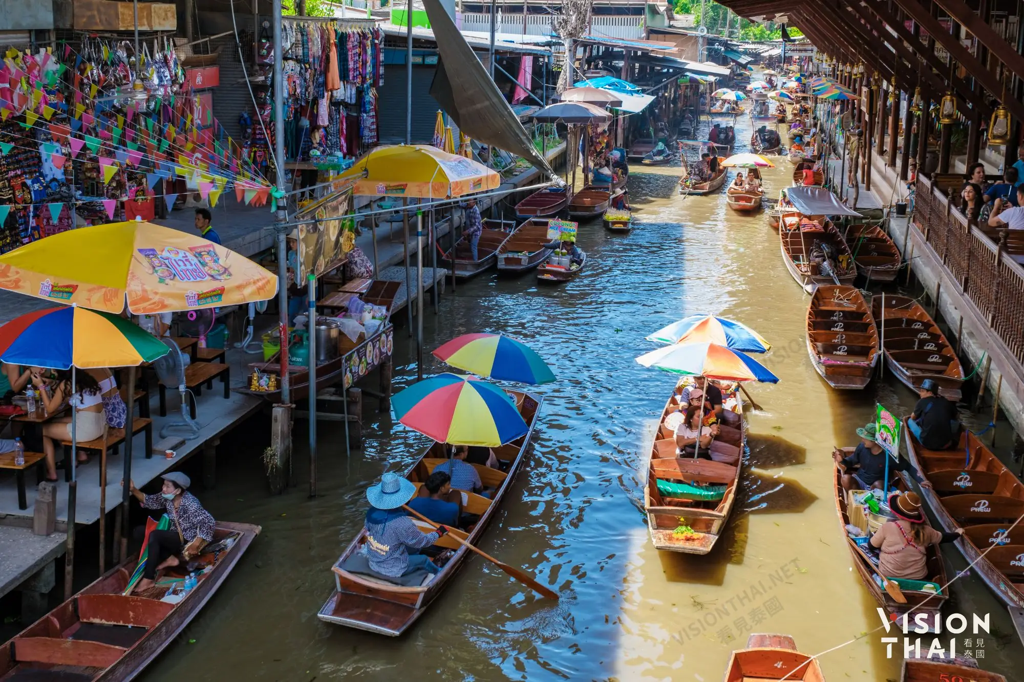 丹能莎朵水上市场已超过百年历史，且是最知名、规模最大的水上市场，电影007曾到此取景（图片来源：Vision Thai 看见泰国）