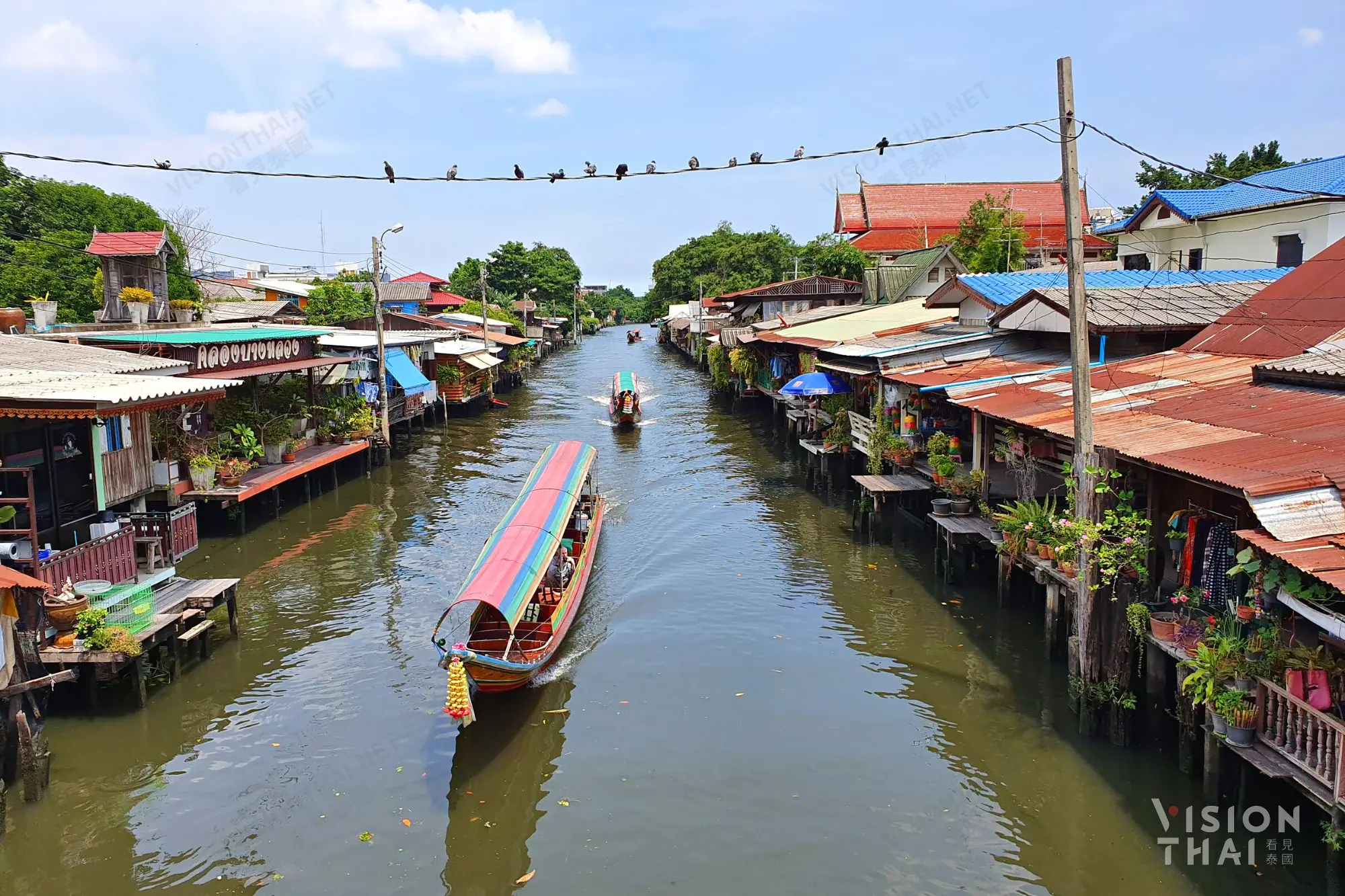 邦諾伊水上市場規模小充滿懷舊感，有許多藝術攤販（圖片來源：Vision Thai 看見泰國）