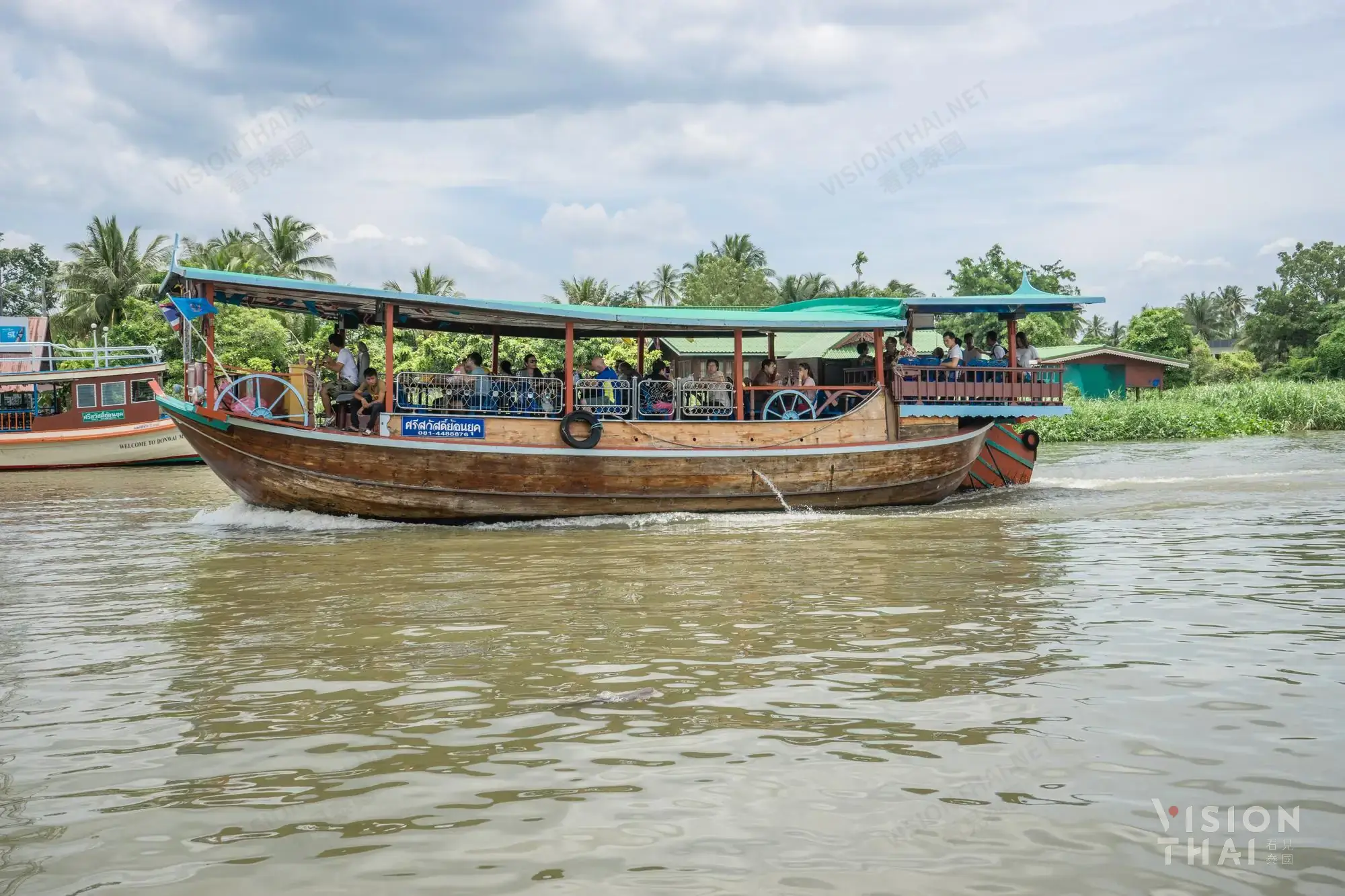 海椰寺水上市场是个典型的河岸市场，绝大多数的摊贩都在河岸上，且消费平易近人 (图片来源：Vision Thai 看见泰国)