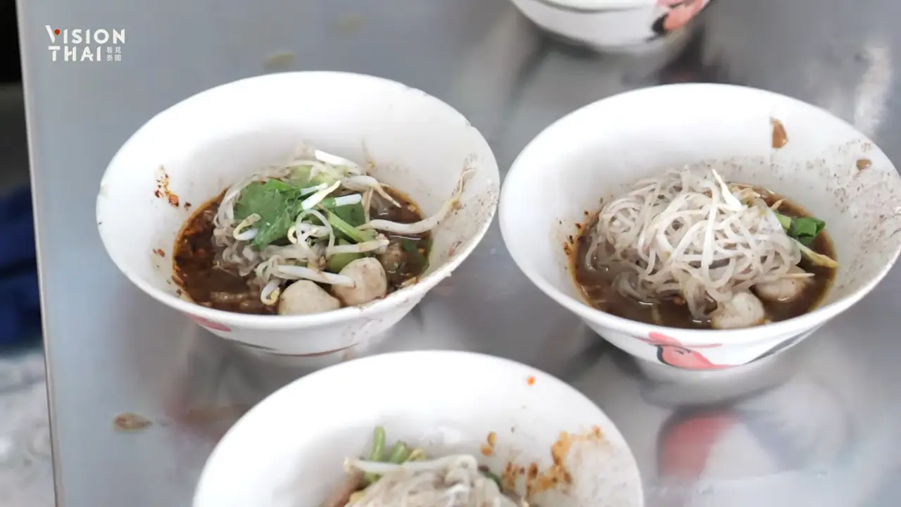 Lek姨船粿条是大城内最为着名的船粿条店家，是大城必吃小吃（图片来源：Vision Thai 看见泰国）