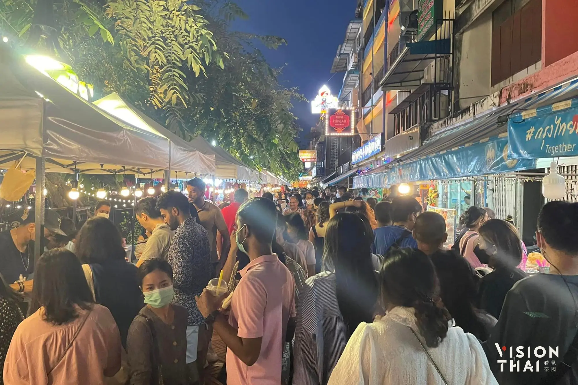 翁昂运河步行街(Ong Ang Walking Street)，韩剧《欢迎来到王之国》所逛的夜市就是在这里取景（图片来源：Ong Ang Walking Street FB）
