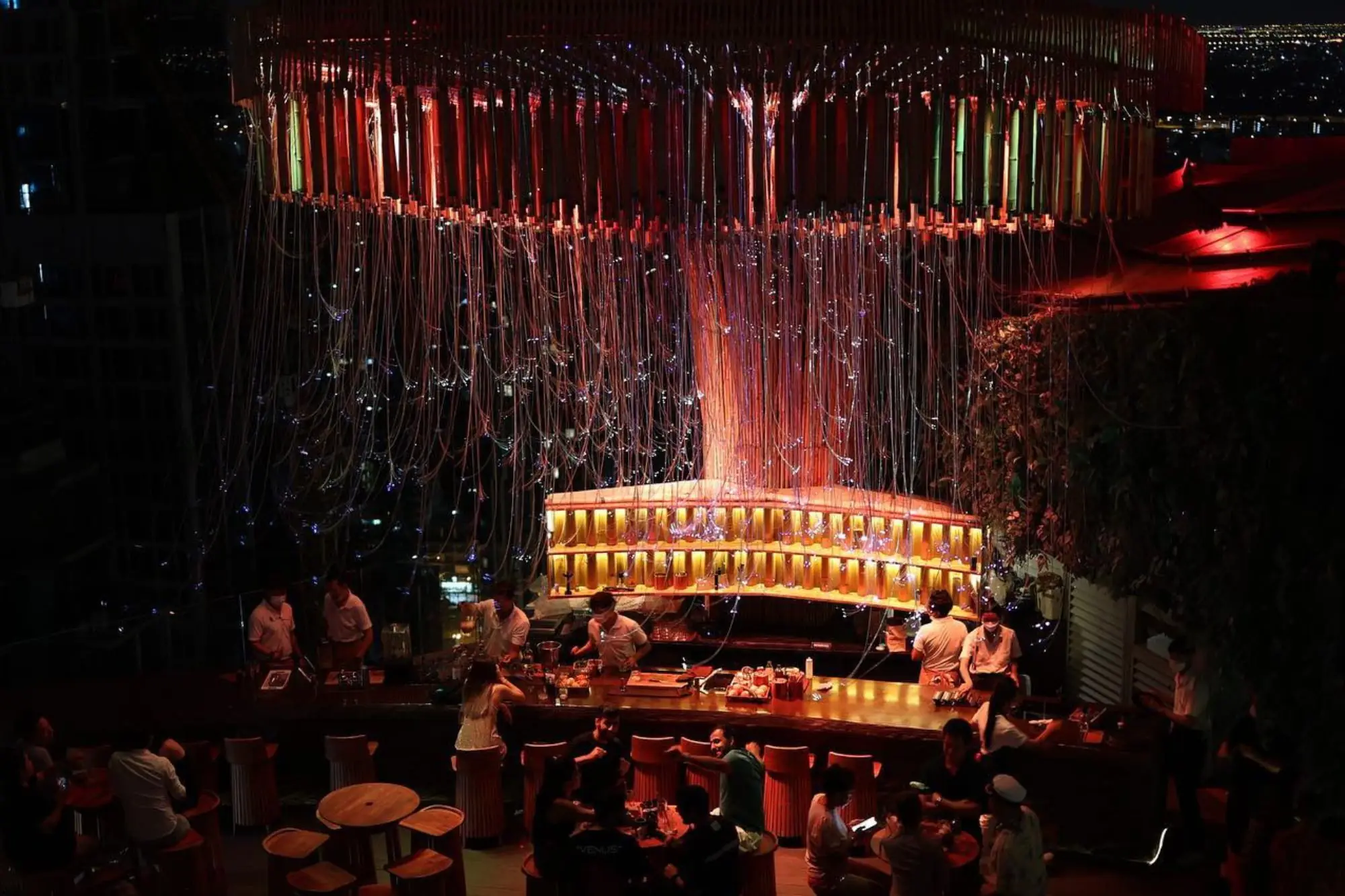 Tichuca Rooftop Bar最大亮点就是巨大水母气氛灯，店内也绿意环绕（图片来源：Tichuca Rooftop Bar FB）