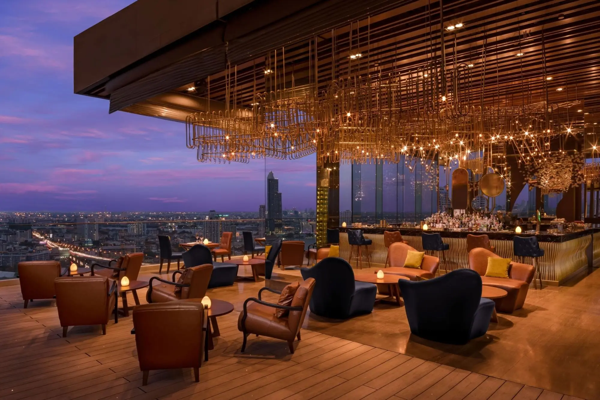 SEEN Restaurant & Bar Bangkok是曼谷赏河景＋夜景的最佳选择（图片来源：SEEN Restaurant & Bar Bangkok FB）