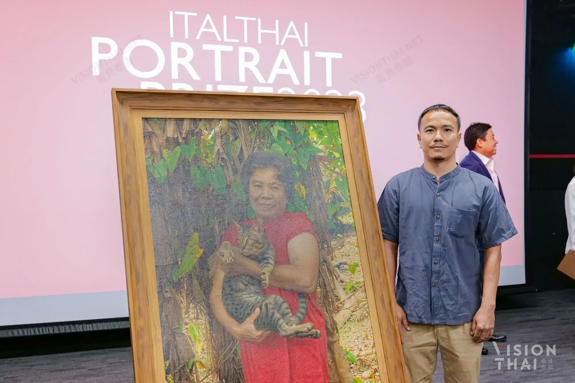 泰蓬以妇女抱着猫咪的作品《福气》抱走肖像画大奖（来源：Vision Thai 看见泰国）