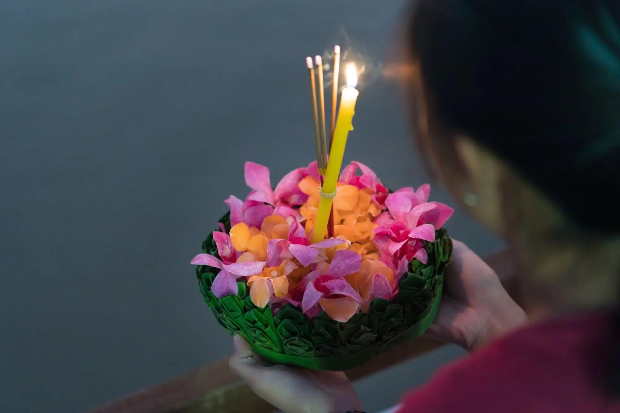 2023水灯节在暹罗天地ICONSIAM开启，穿上传统服饰赴水灯节盛会吧！（图片来源：ICONSIAM）