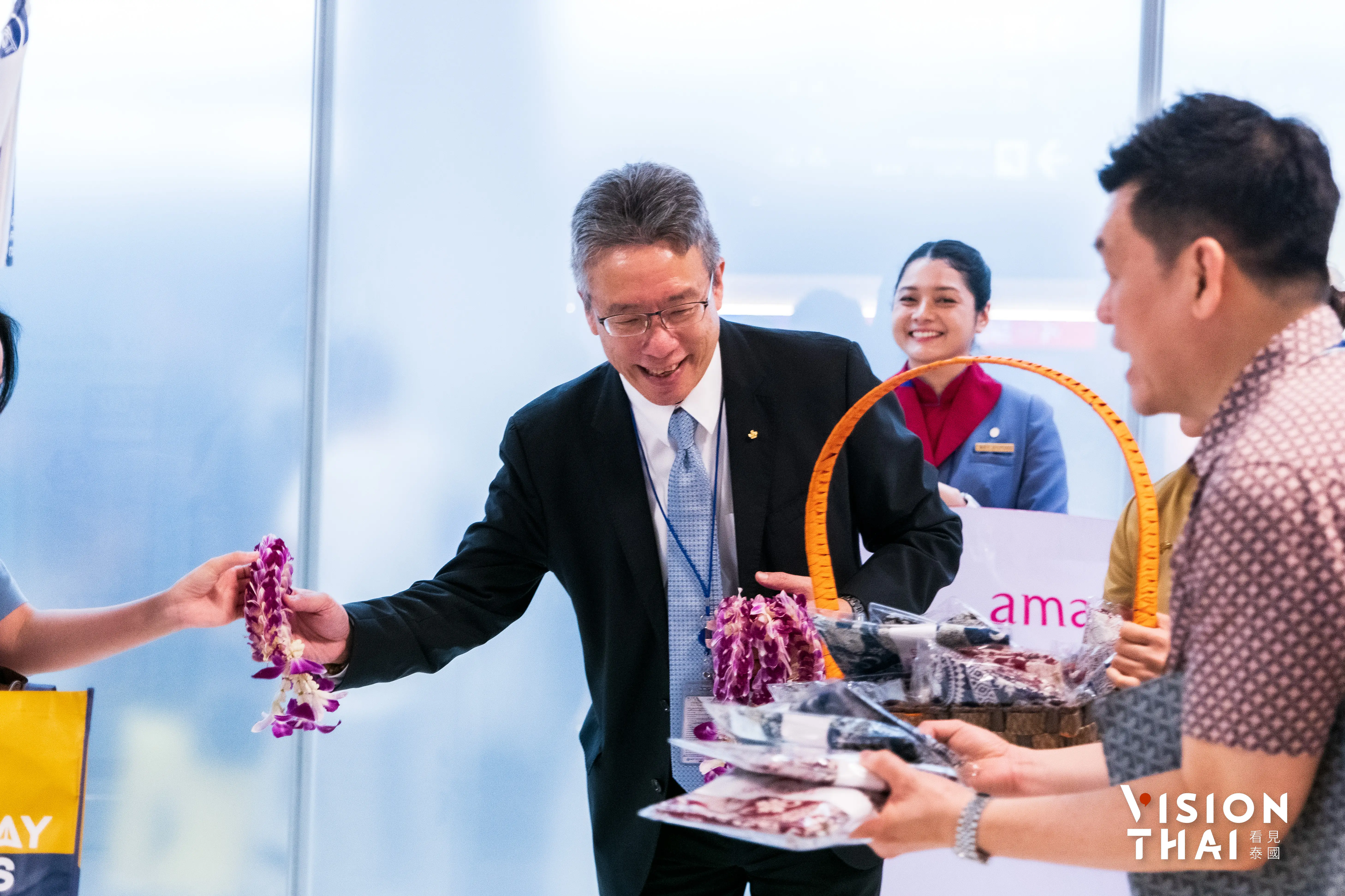 華航泰國分公司總經理潘允浩迎接首批免簽台灣遊客（圖片來源：Vision Thai 看見泰國）