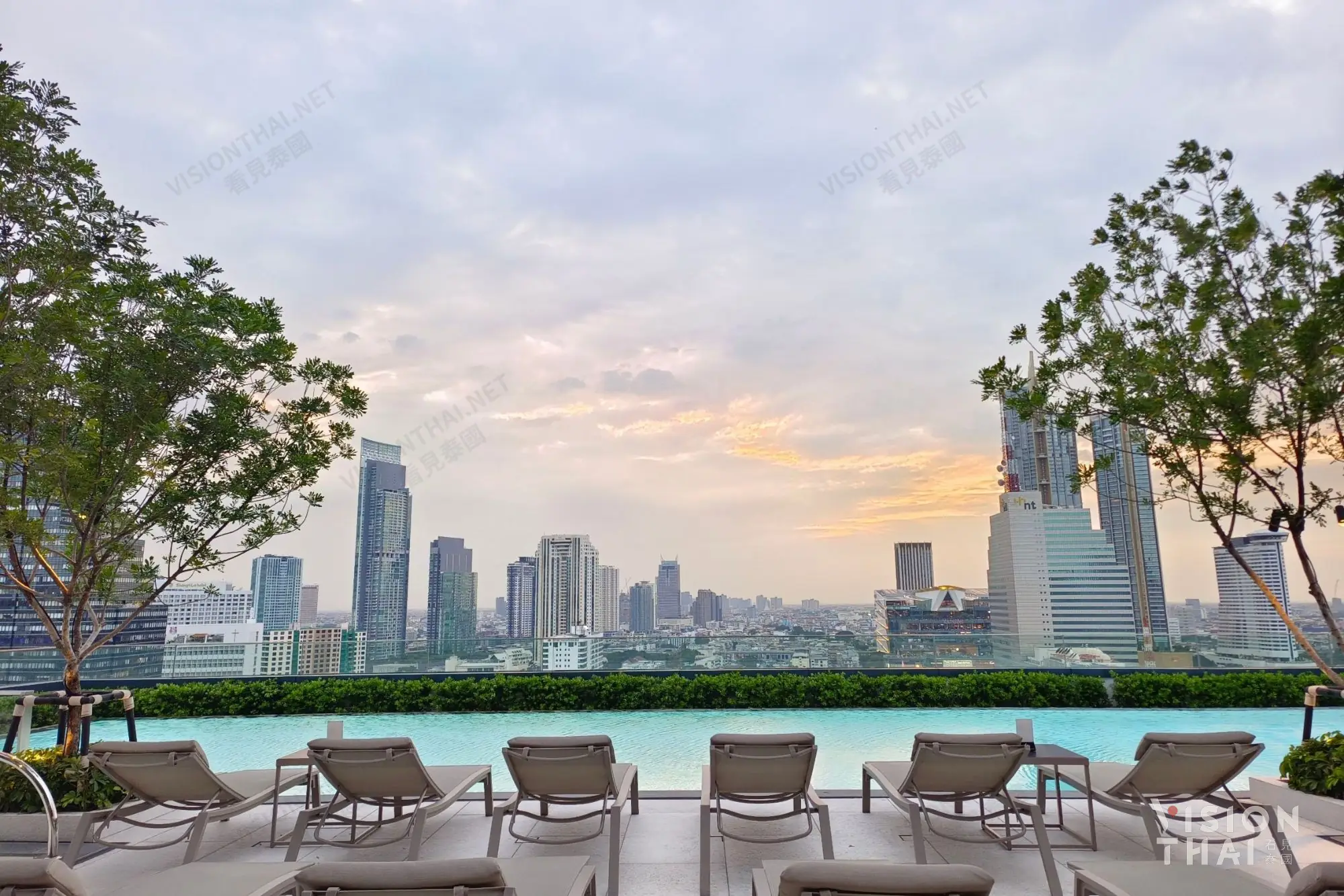 29樓高空泳池，能夠遠眺ICONSIAM景致。（圖片來源：Vision Thai 看見泰國）