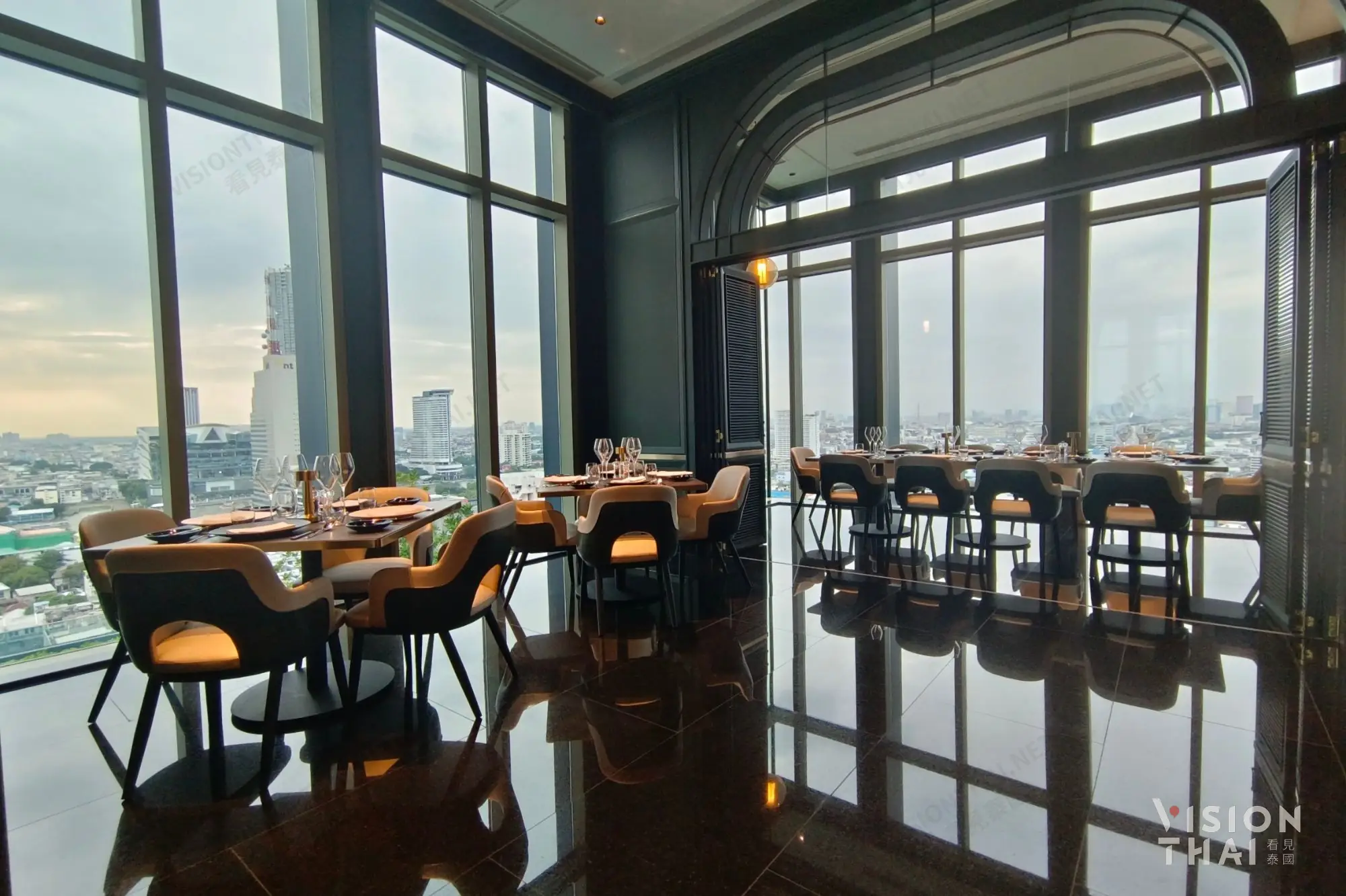 顶楼景观餐厅Bangrak Grill能边享用美式牛排，边欣赏昭披耶河景致。（图片来源：Vision Thai 看见泰国）