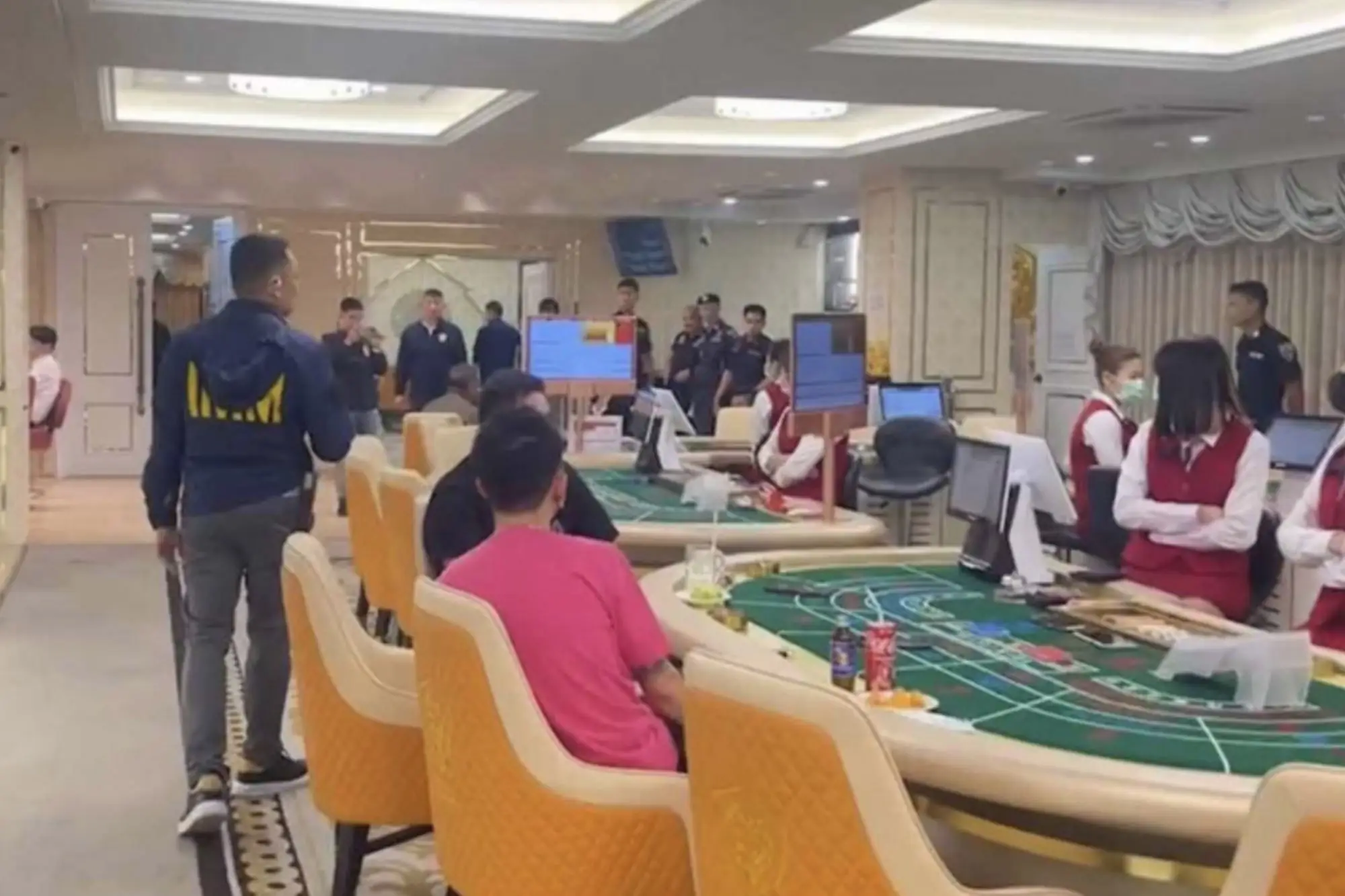 在泰国酒店开赌场！26名中国人遭逮补（图片来源：Vision Thai 看见泰国）