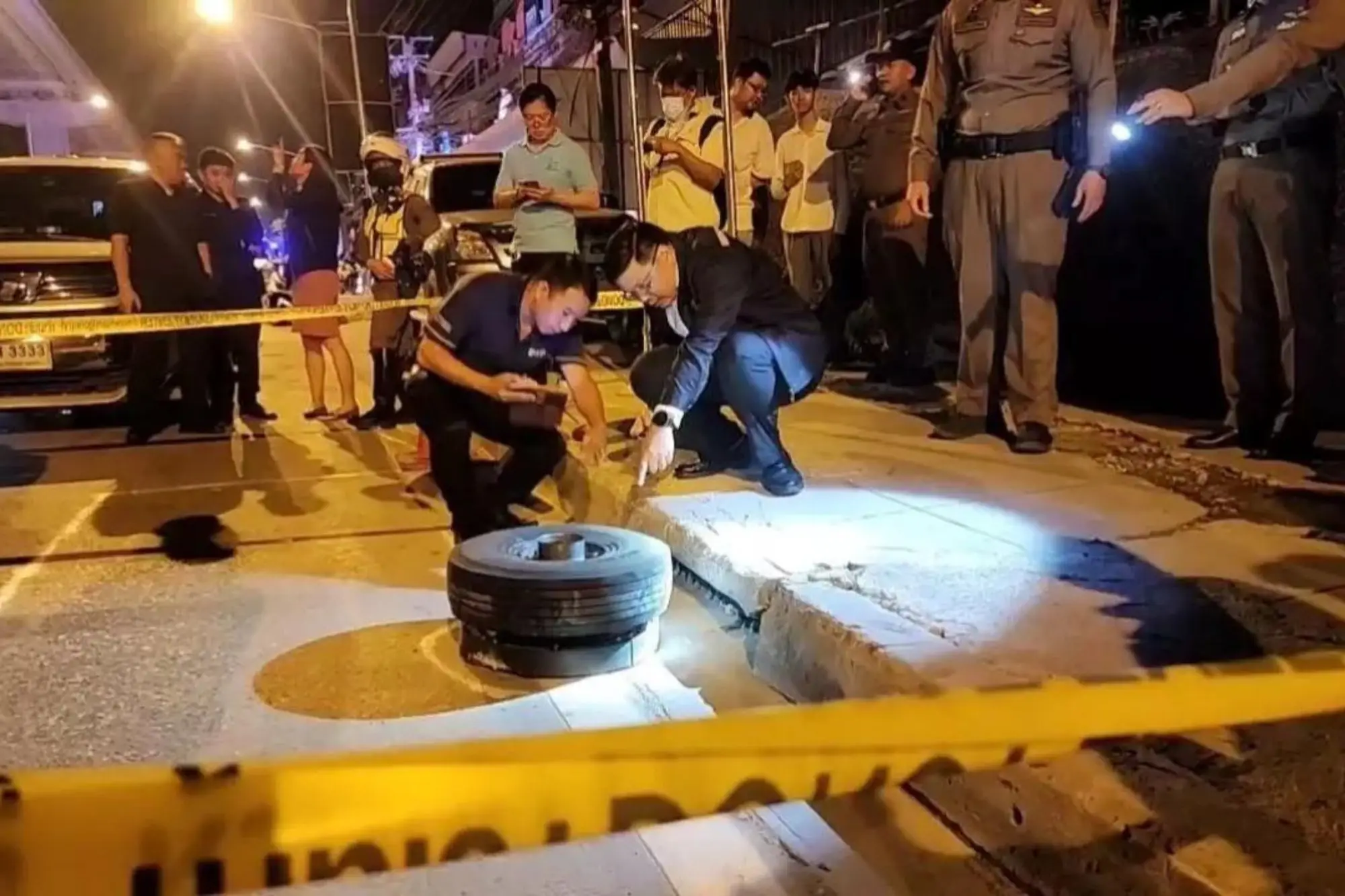 曼谷空铁事故频传！列车车轮掉落砸坏出租车（图片来源：thairath）