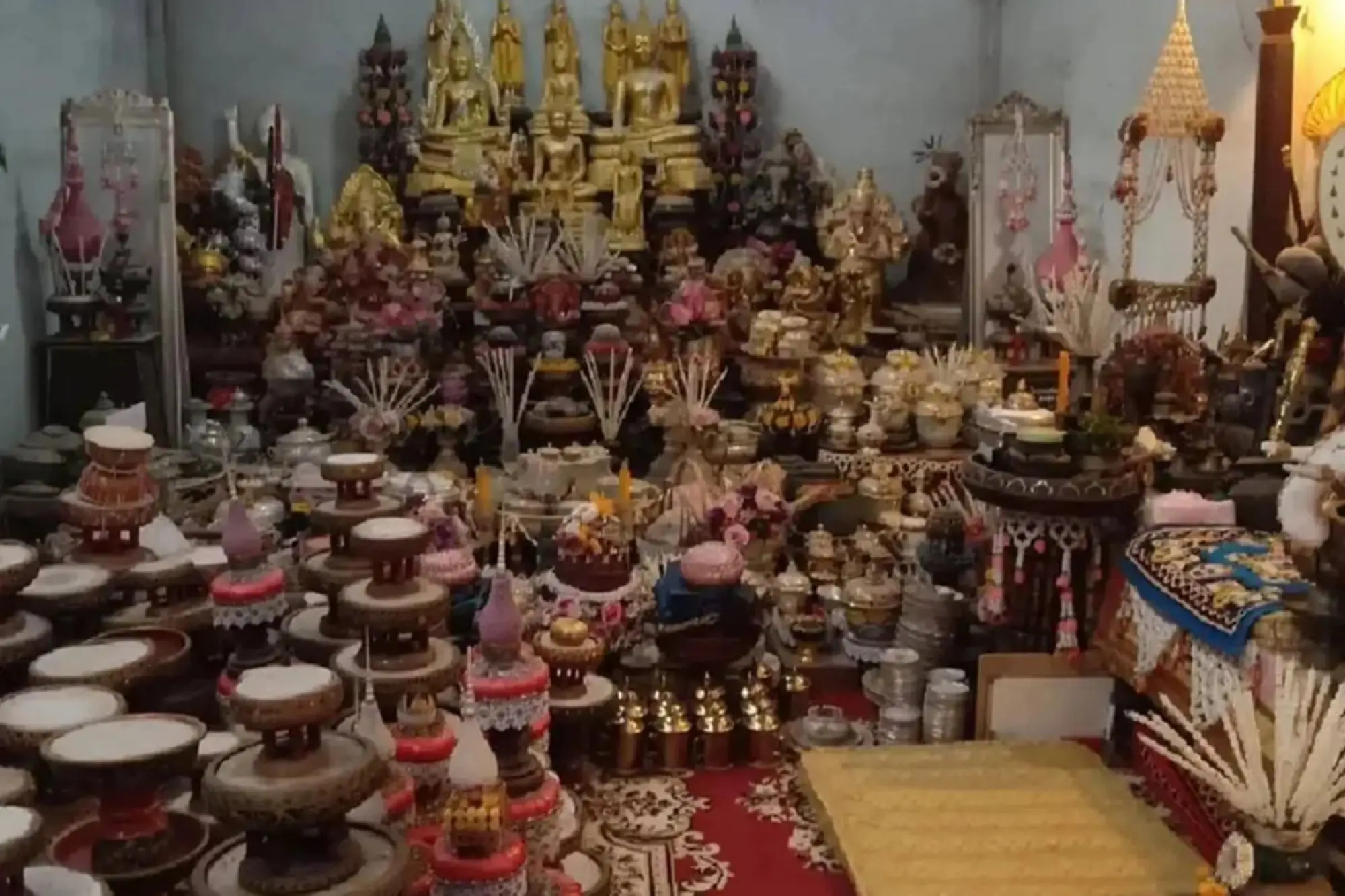 泰國邪教領袖阿皮沃拉西日前為信徒施法影片瘋傳（圖片來源：Thairath）