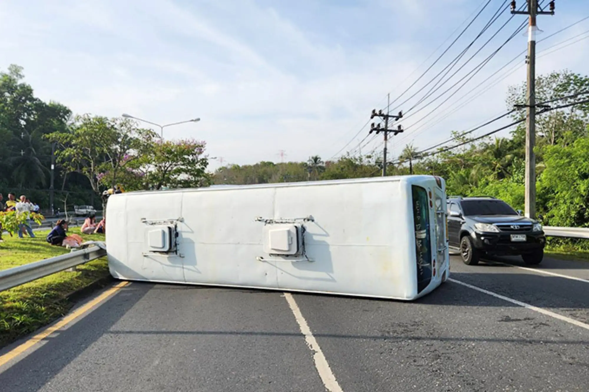 泰国普吉旅游巴士失控翻覆 17名中国旅客受伤（图片来源：Khaosod）