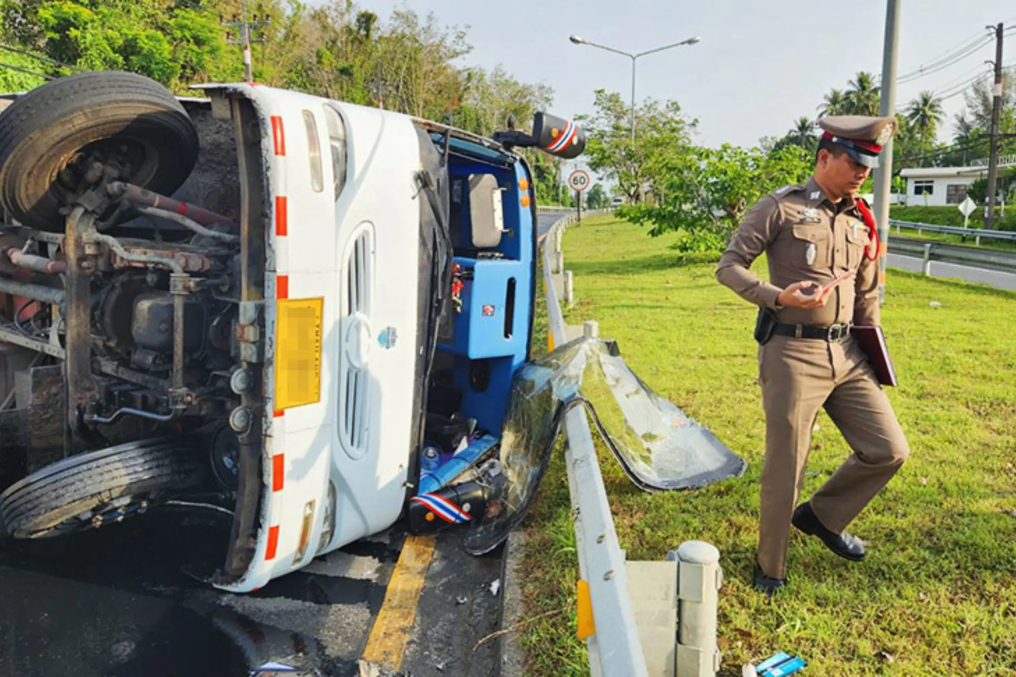 泰國普吉旅遊巴士失控翻覆 17名中國旅客受傷