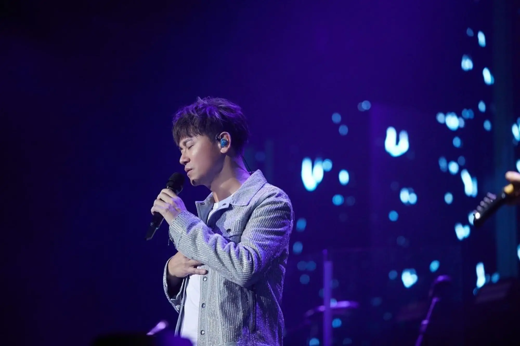 “一人一首李圣杰”泰国演唱会5月1日曼谷开唱 大型KTV盛会（来源：李圣杰FB）