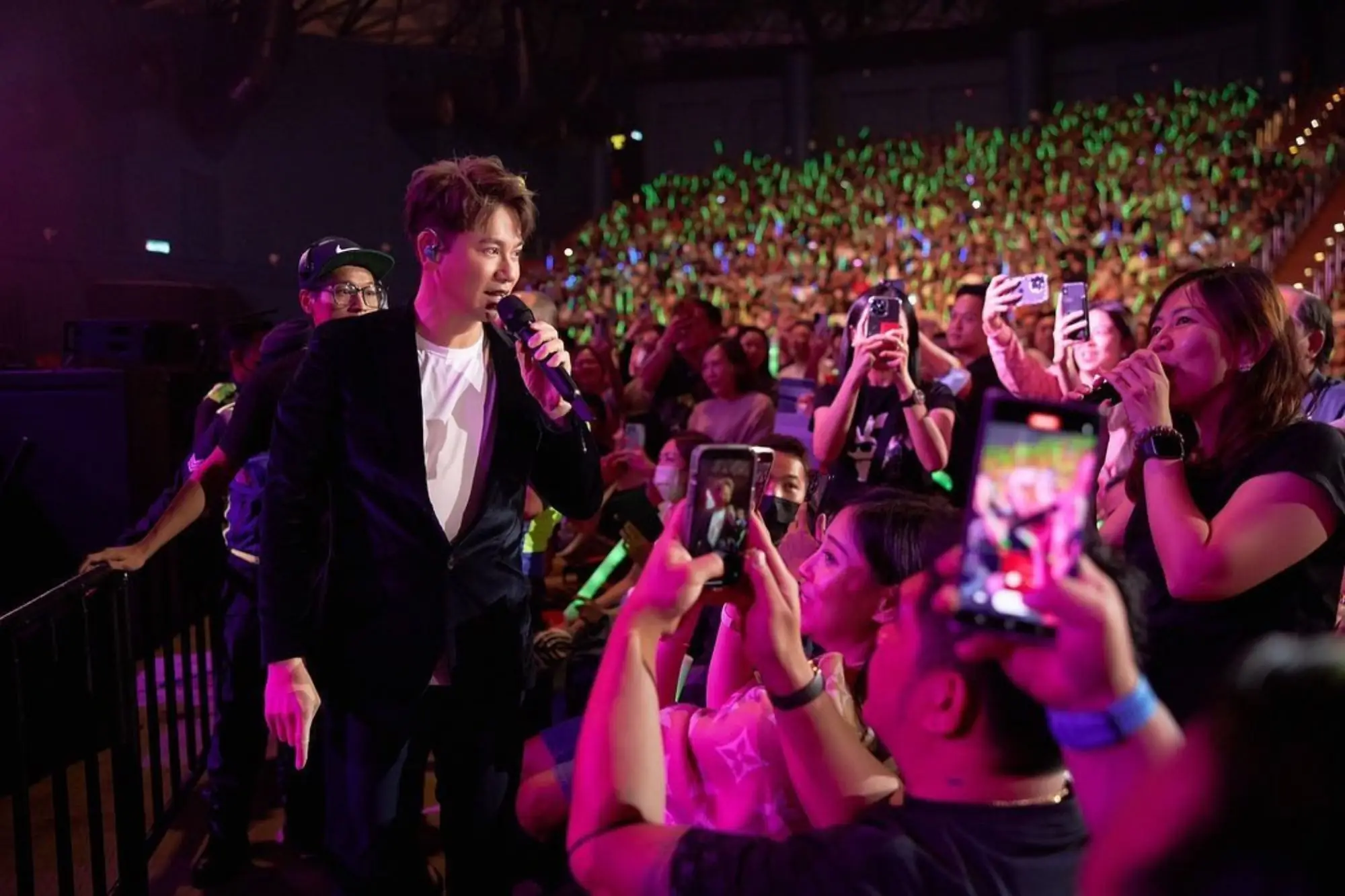 “一人一首李圣杰”泰国演唱会5月1日曼谷开唱 大型KTV盛会（来源：李圣杰FB）