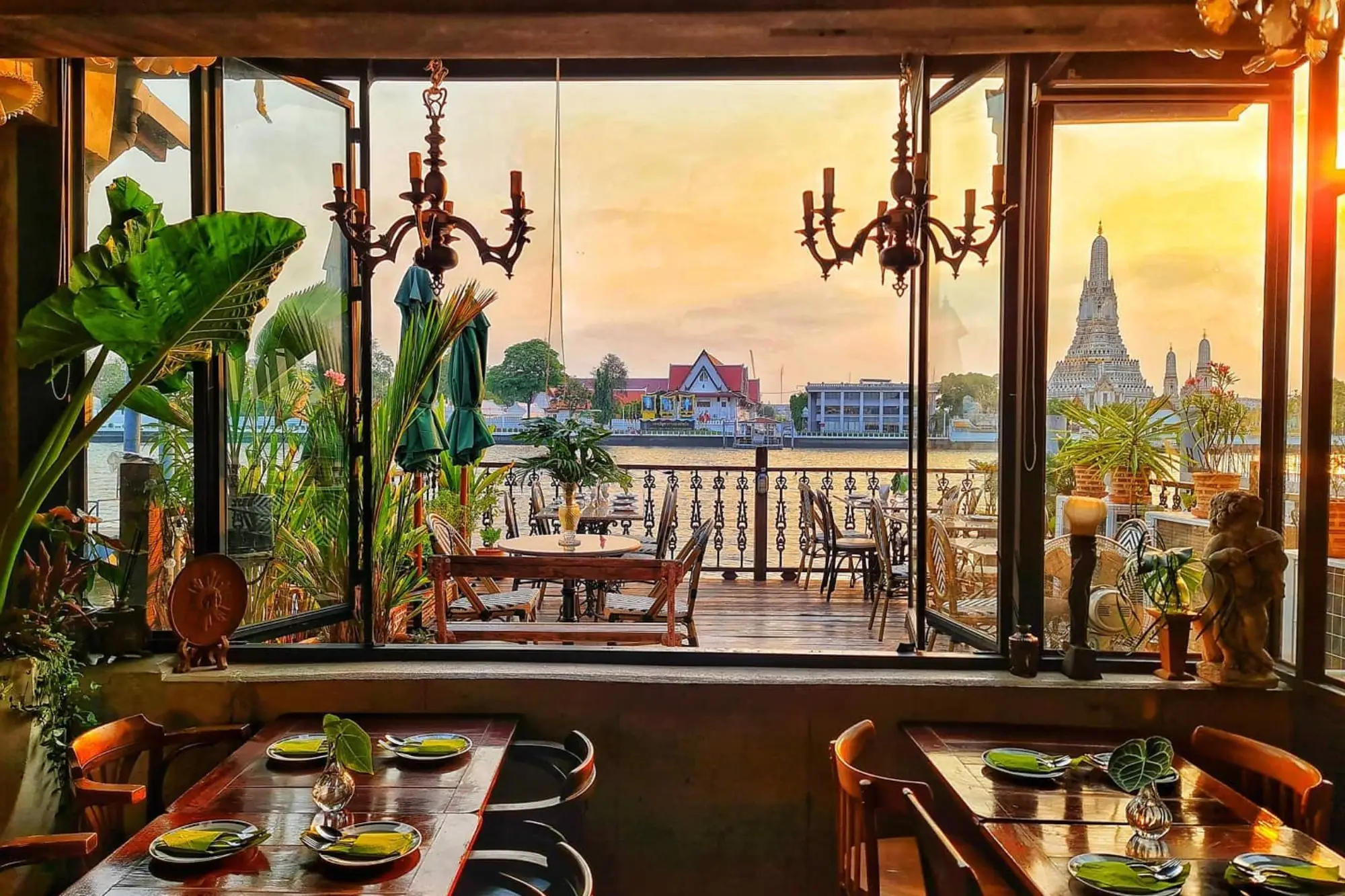 曼谷景观餐厅Tha Arun，推荐一定要坐窗边或户外。（来源：官方FB）