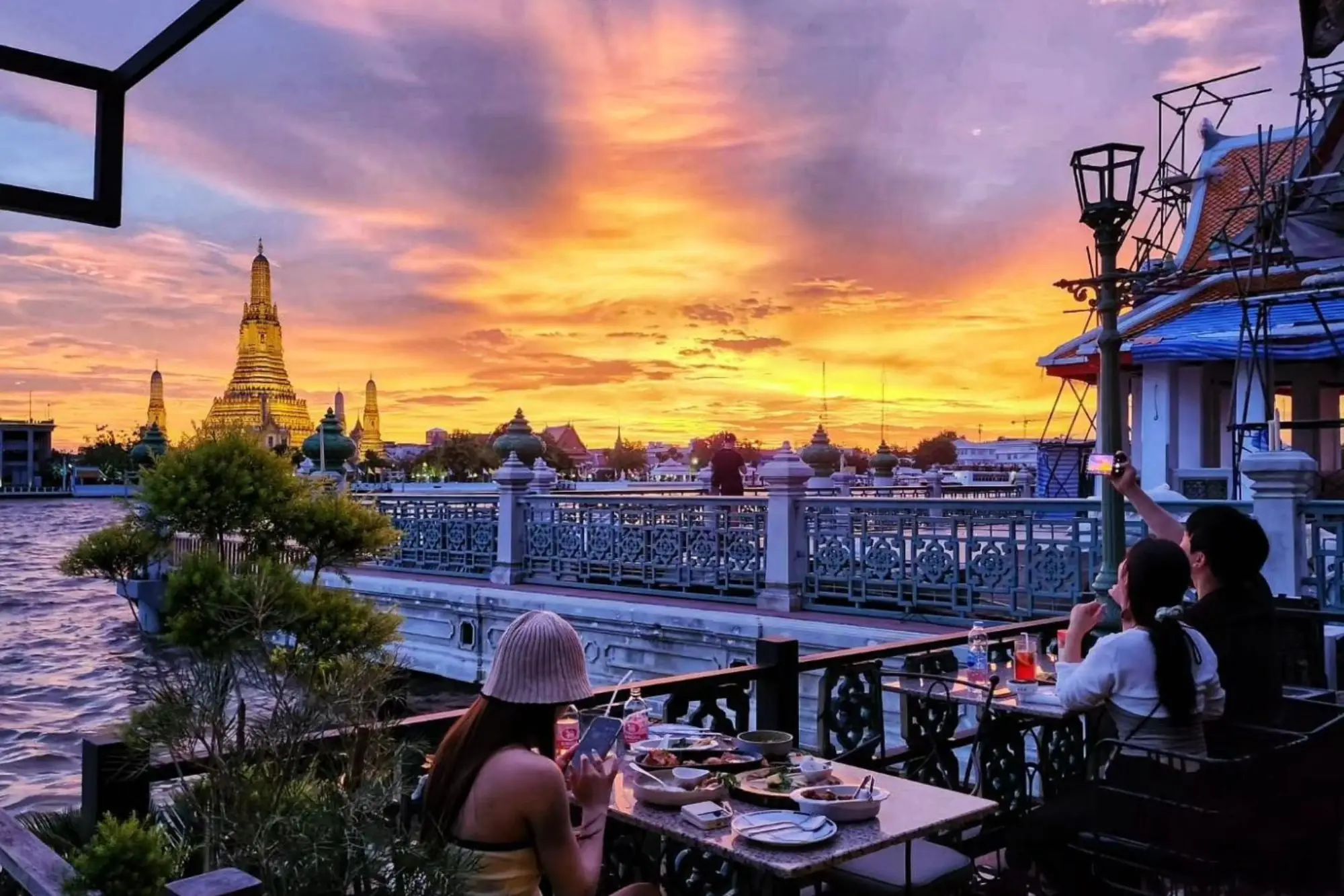 曼谷景觀餐廳Tha Arun，推薦一定要坐窗邊或戶外。（來源：官方FB）