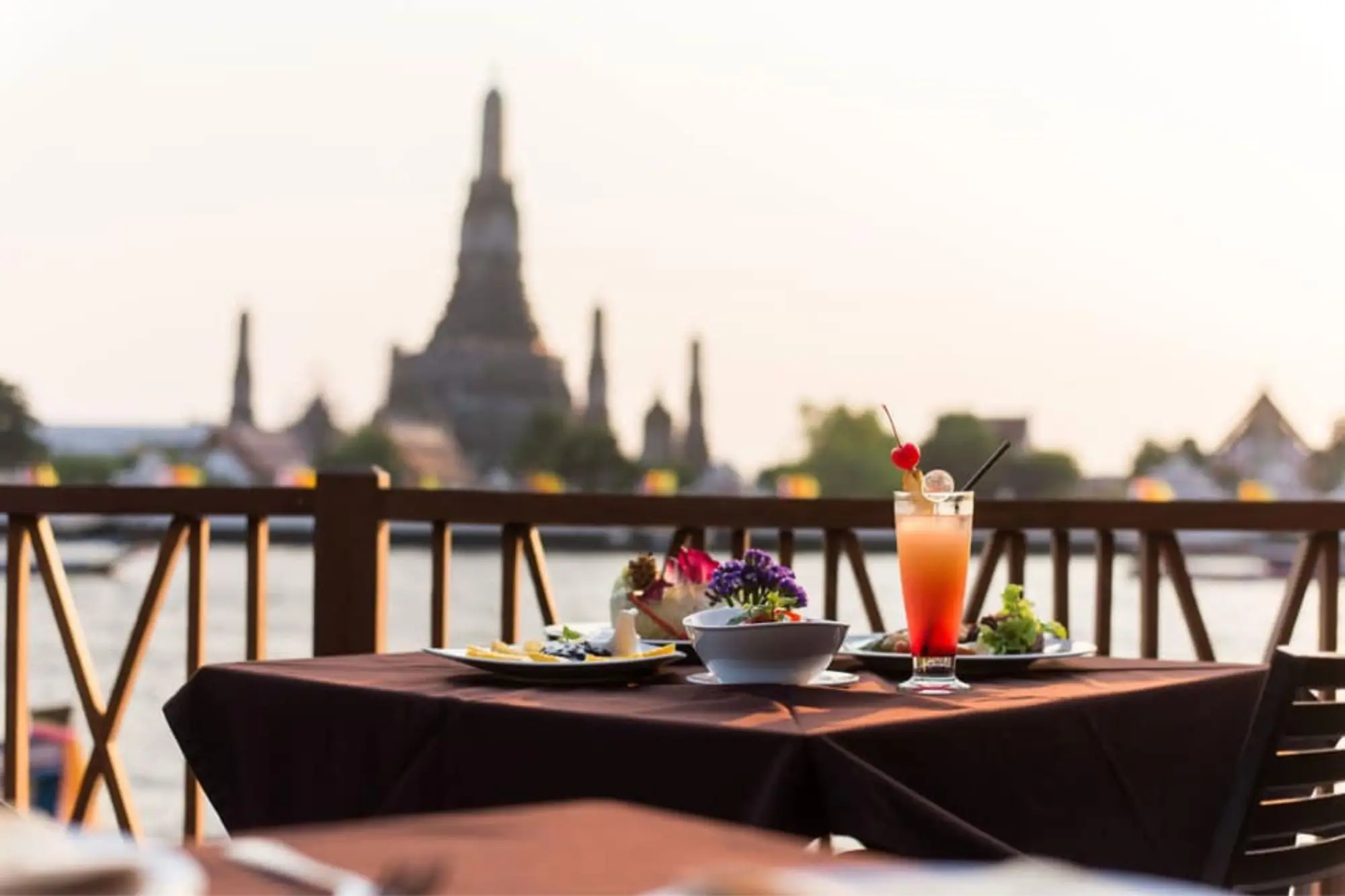 曼谷景觀餐廳The Deck by Arun Residence三、四樓，位置超棒完全正對鄭王廟！（來源：官方FB）