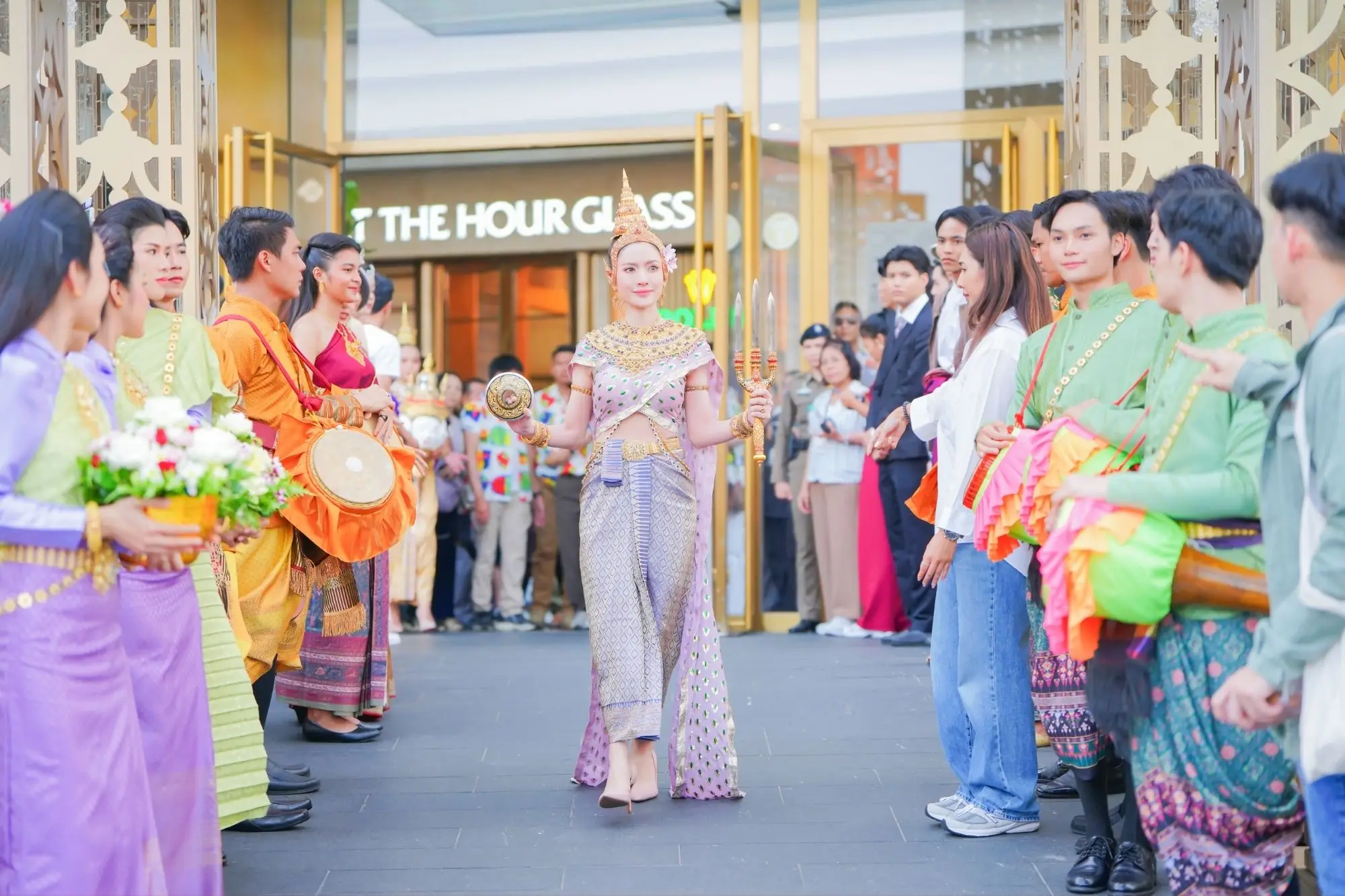 4月10日的宋干节女神是人气泰星Aff（来源：看见泰国 Vision Thai）