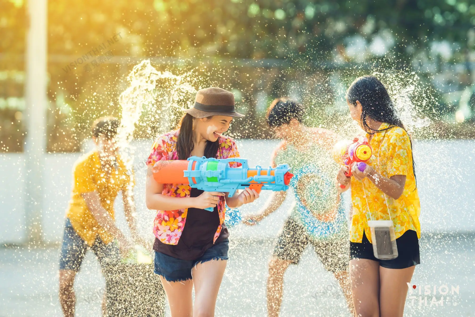 潑水節期間，可以看到許多民眾穿上花襯衫參加潑水活動。（來源：看見泰國 Vision Thai）